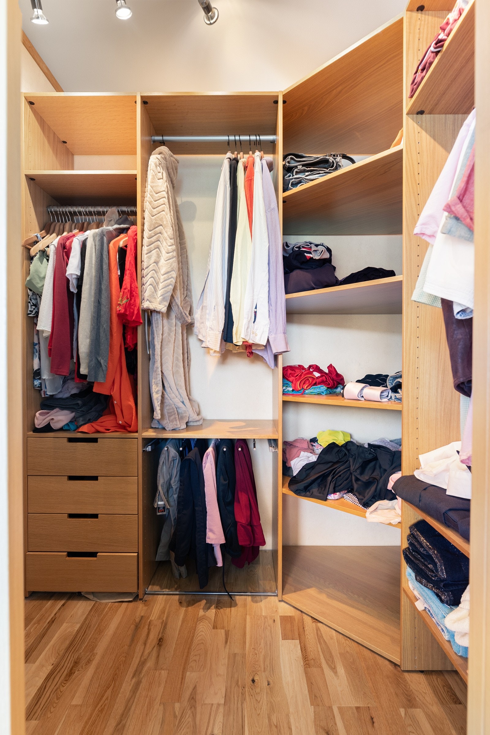 Walk in closet. Galleribilde