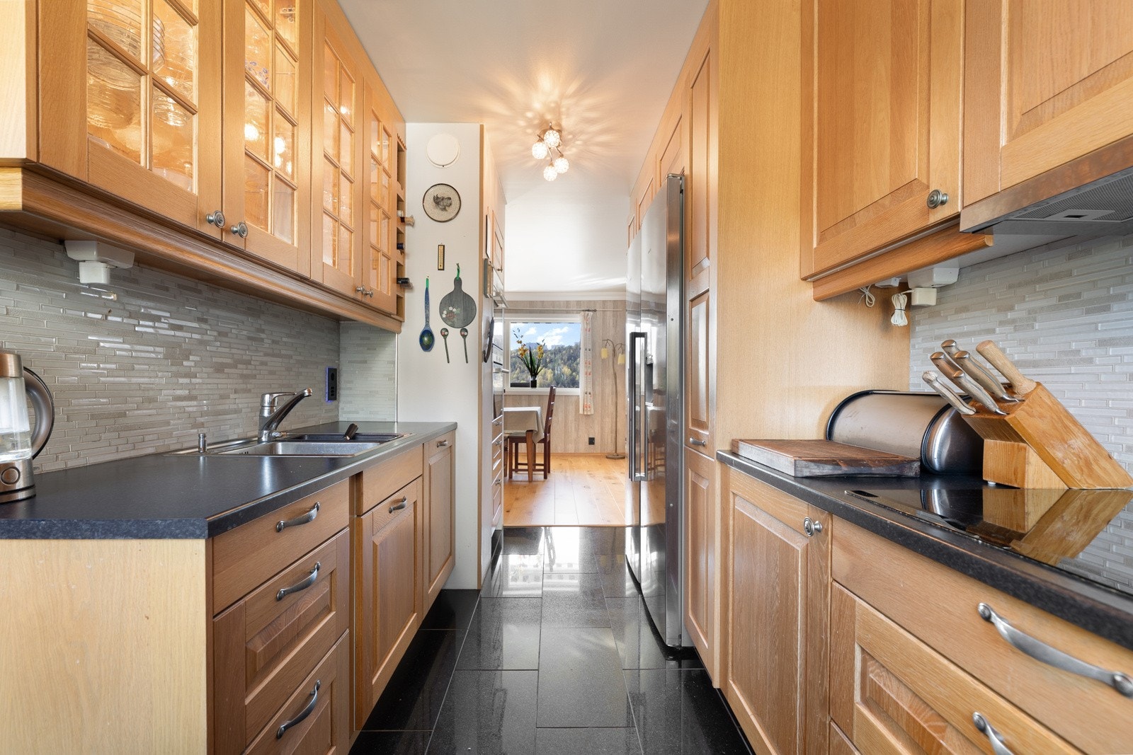 Integrert kombiovn, dampovn, platetopp og oppvaskmaskin. Opplegg for kjøleskap og fryseskap. Galleribilde