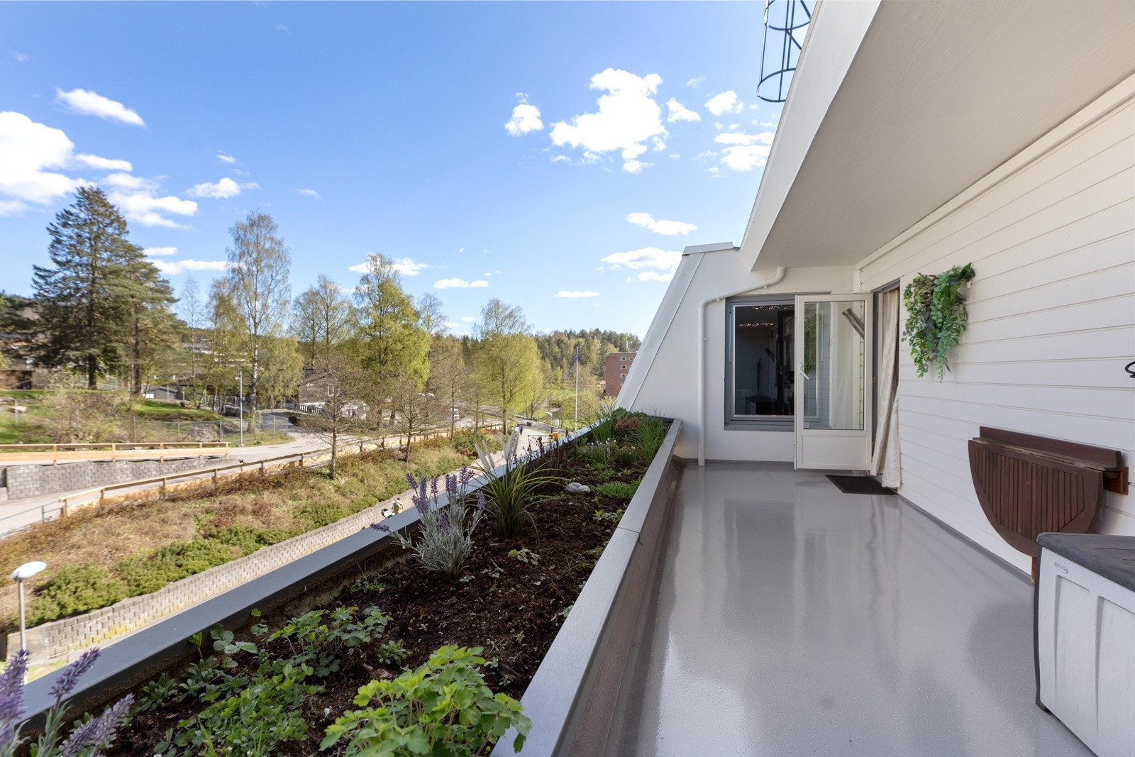 Det er også utgang fra stuen til østvendt balkong på 14 kvm. Galleribilde