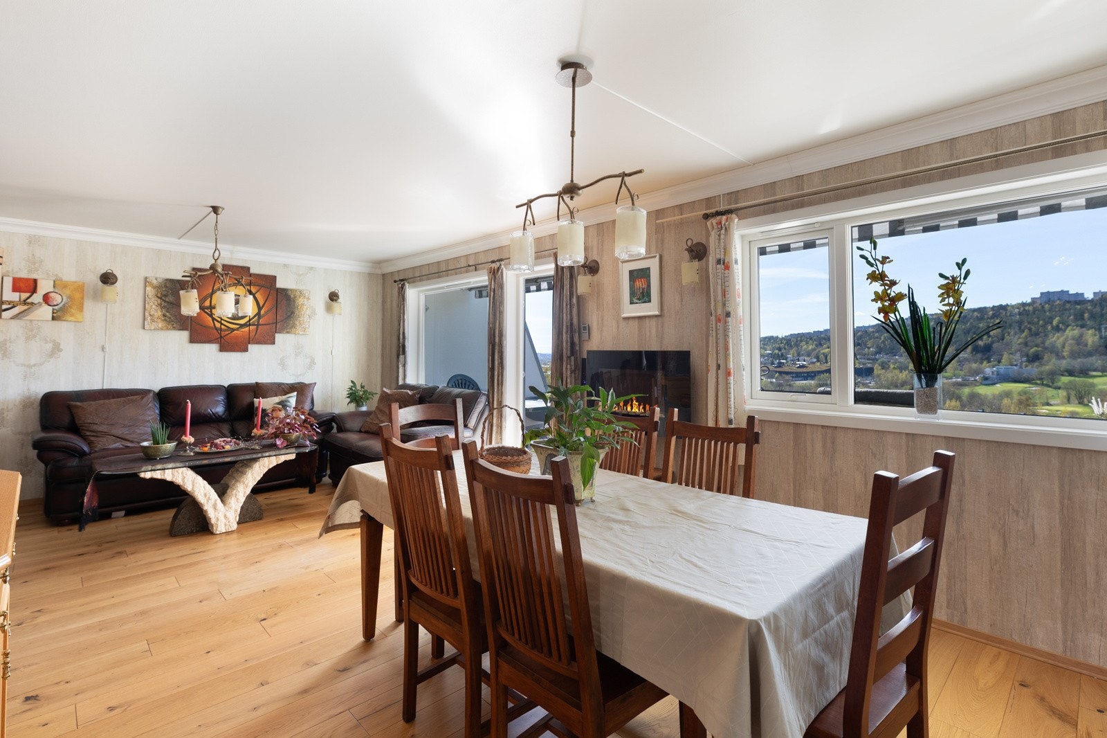 Spisestuen ligger rett utenfor kjøkkenet og gir en perfekt ramme for hyggelige måltider med familie og venner. Galleribilde