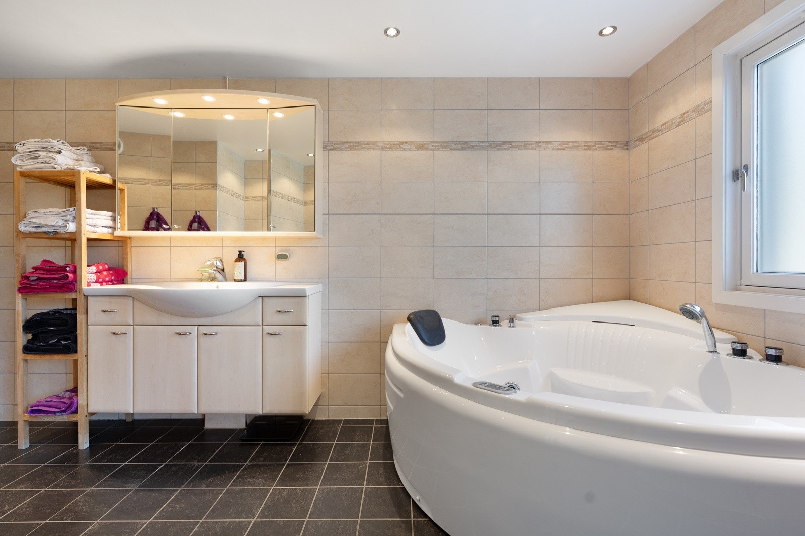 Romslig bad som er renovert i 2012, iflg selger. Galleribilde