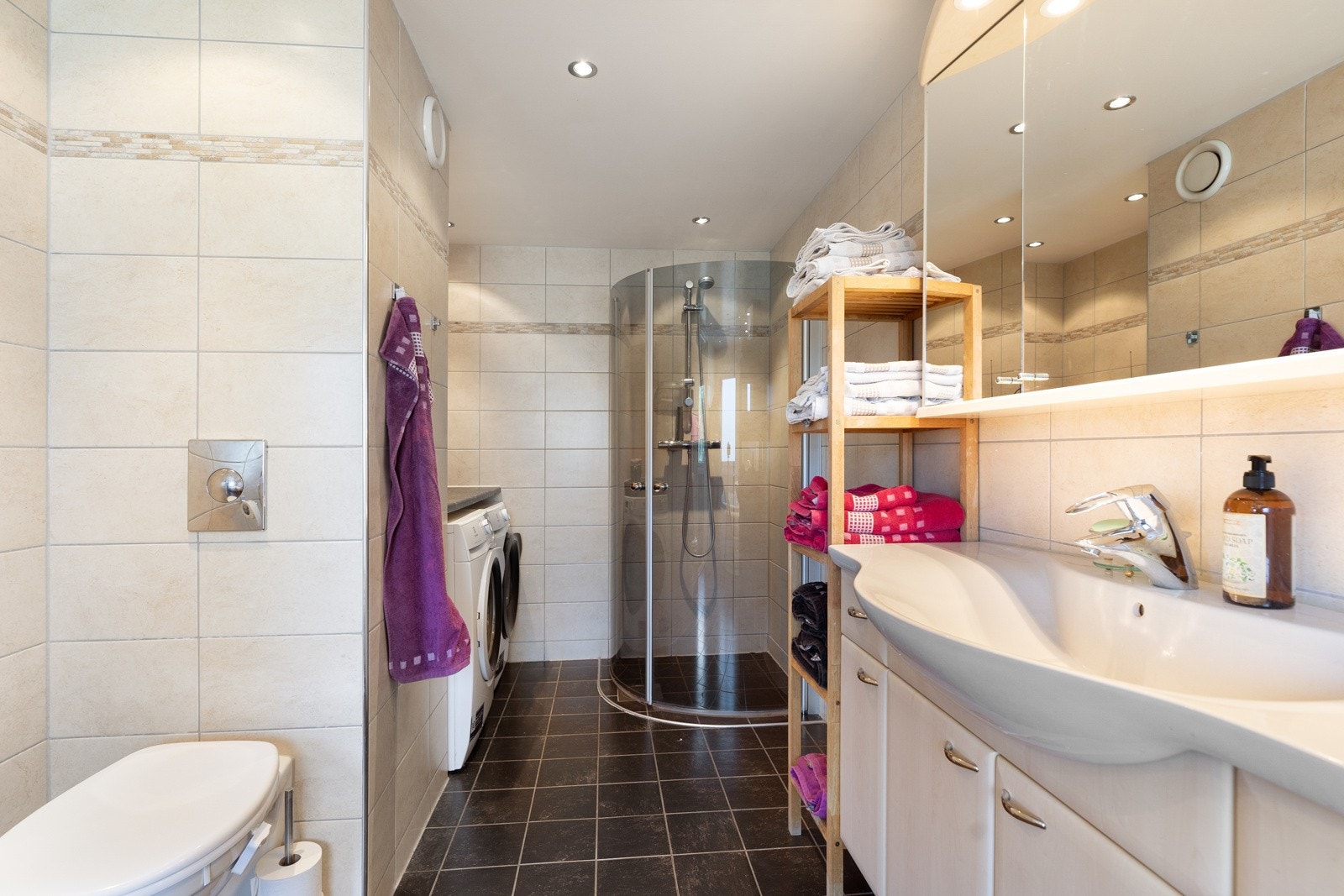 Rommet har flislagt gulv med gulvvarme og flislagte veggflater. Galleribilde