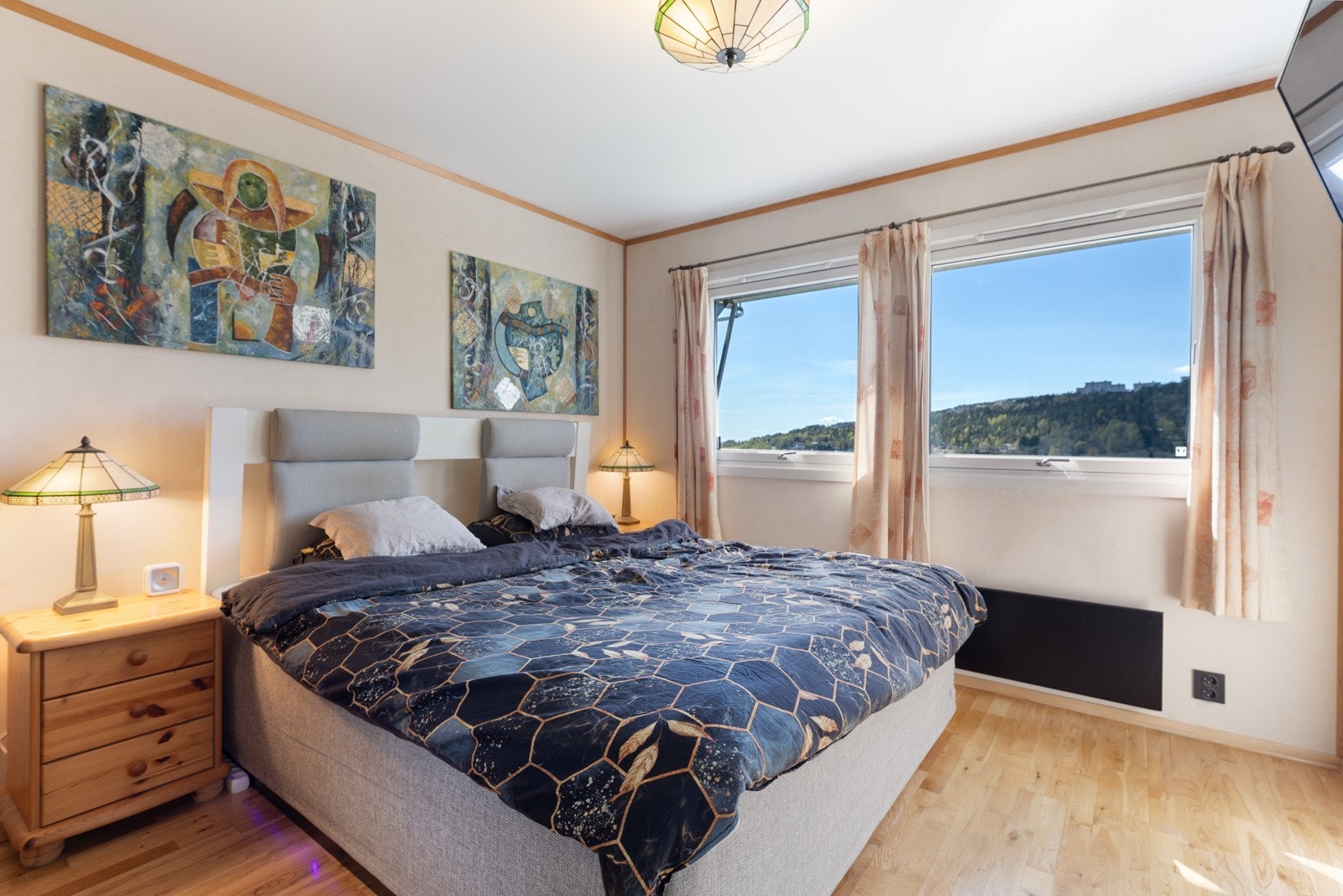 Boligen har tre gode soverom, alle med god plass til seng og nattbord. Galleribilde