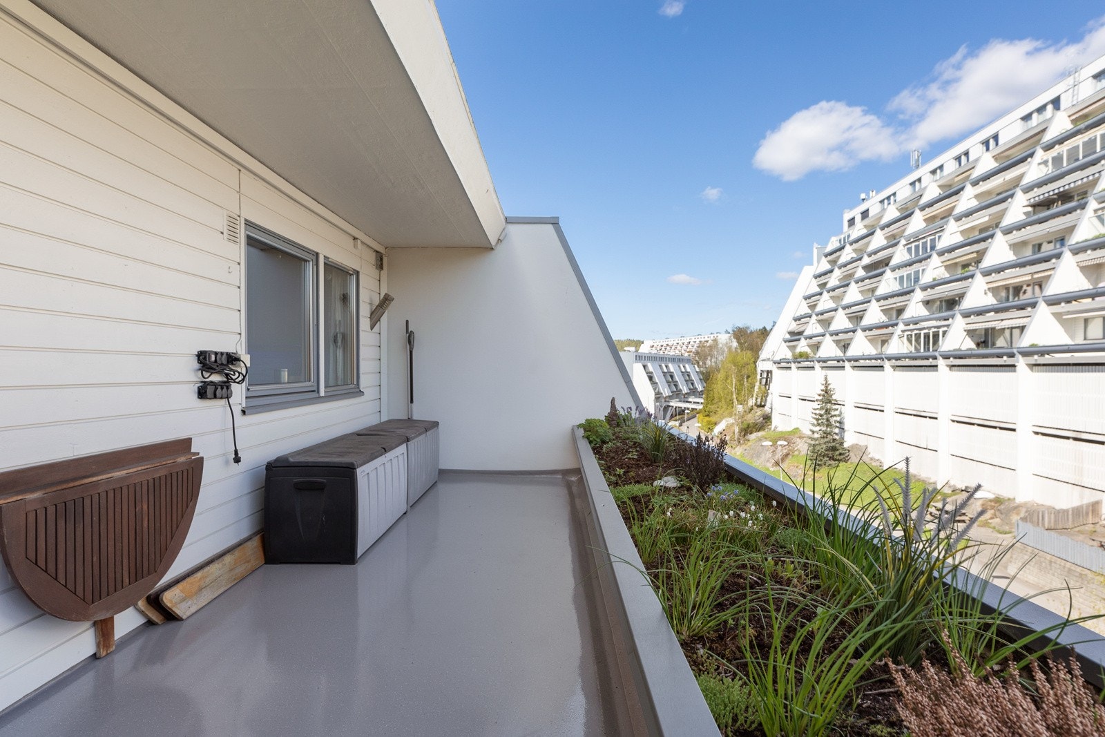 Det er også utgang fra stuen til østvendt balkong på 14 kvm. Galleribilde