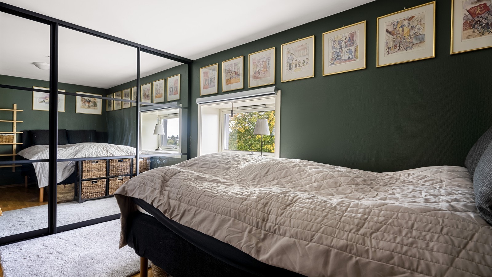 Praktisk og stor garderobeløsning med speilfront Galleribilde