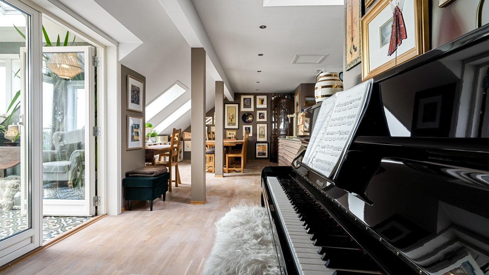 Leiligheten har flotte soner og har overflater i tidsriktige og delikate farger Galleribilde