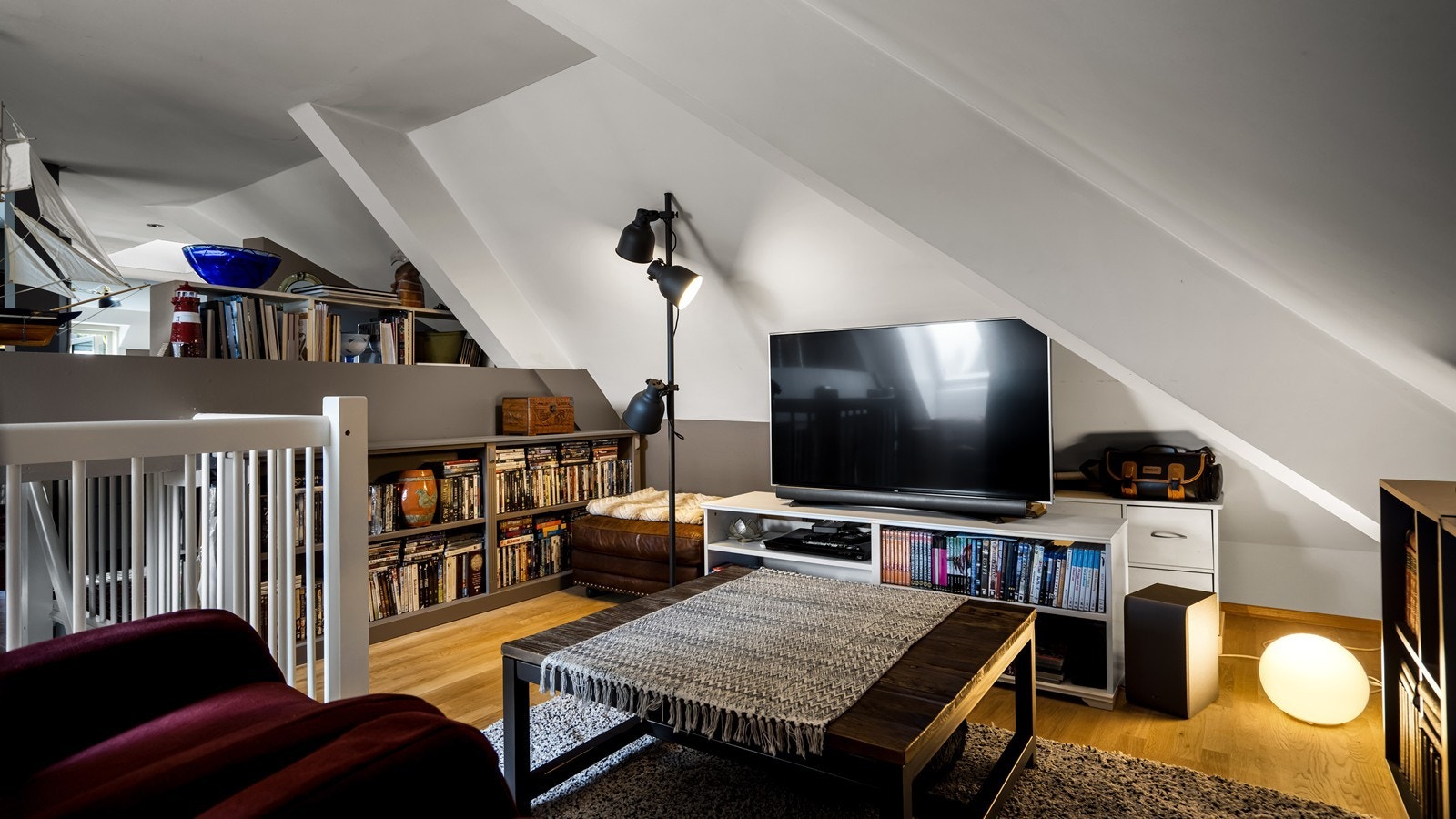 Koselig og romslig tv-stue med god plass til sofagruppe Galleribilde