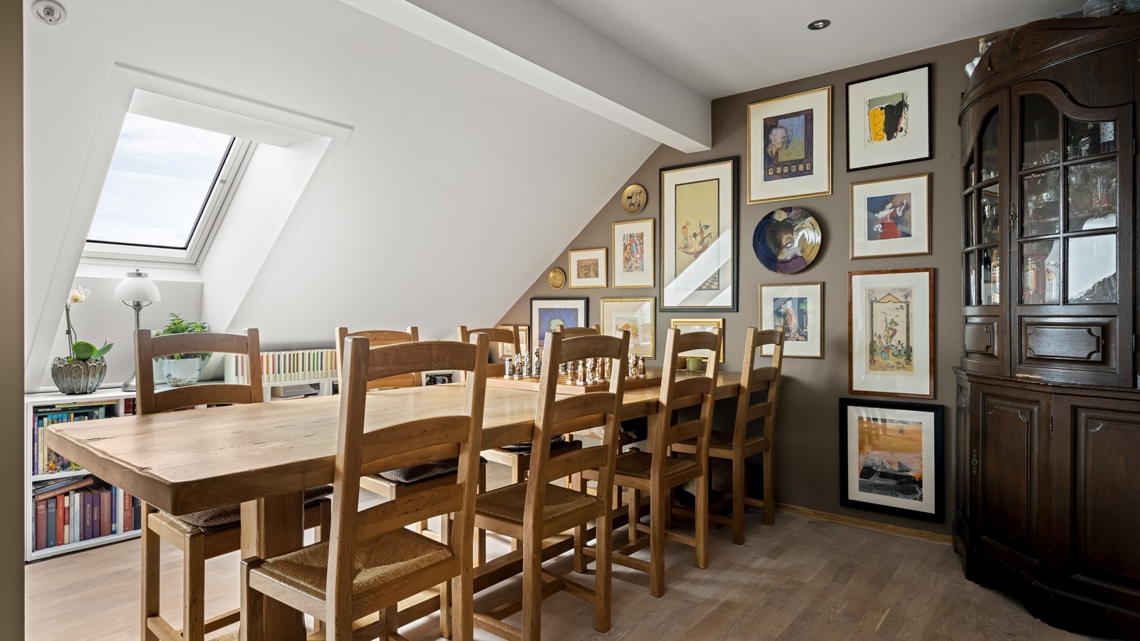 I spisestuen er det god plas til stor spisegruppe. Takvinduer gir fint naturlig lys Galleribilde