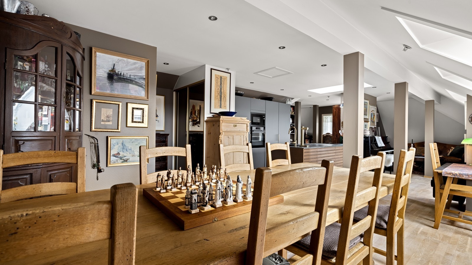 Spisestuen og kjøkkenet utgjør sammen et hyggelig og sosialt oppholdssted Galleribilde