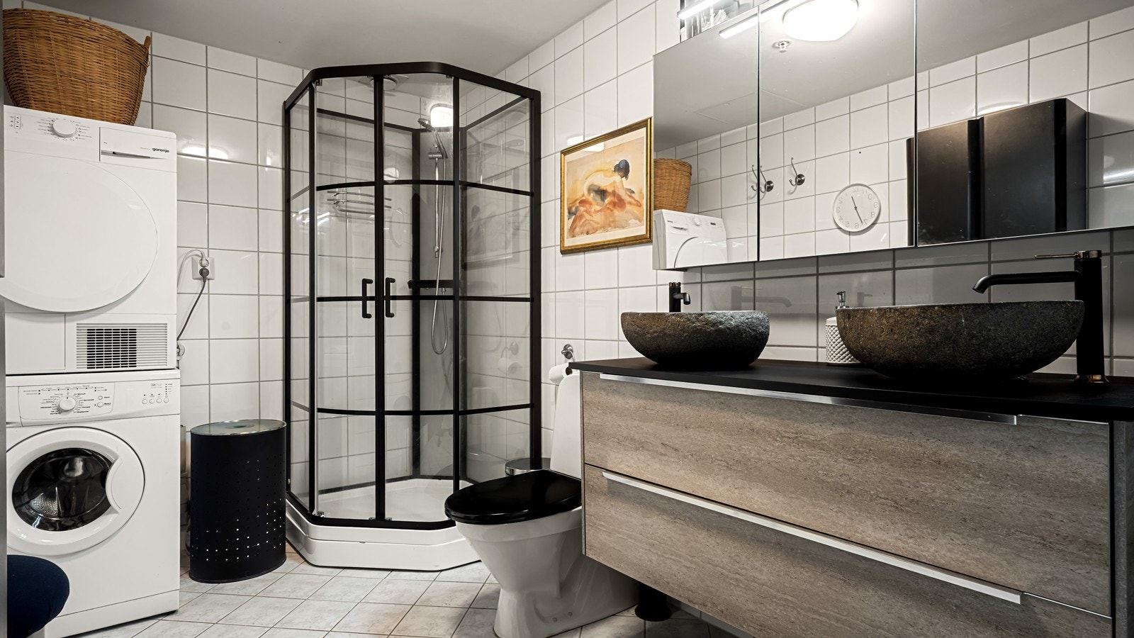 Lyst bad med nyere dusjkabinett og baderomsinnredning. God plass til vaskemaskin og tørketrommel Galleribilde