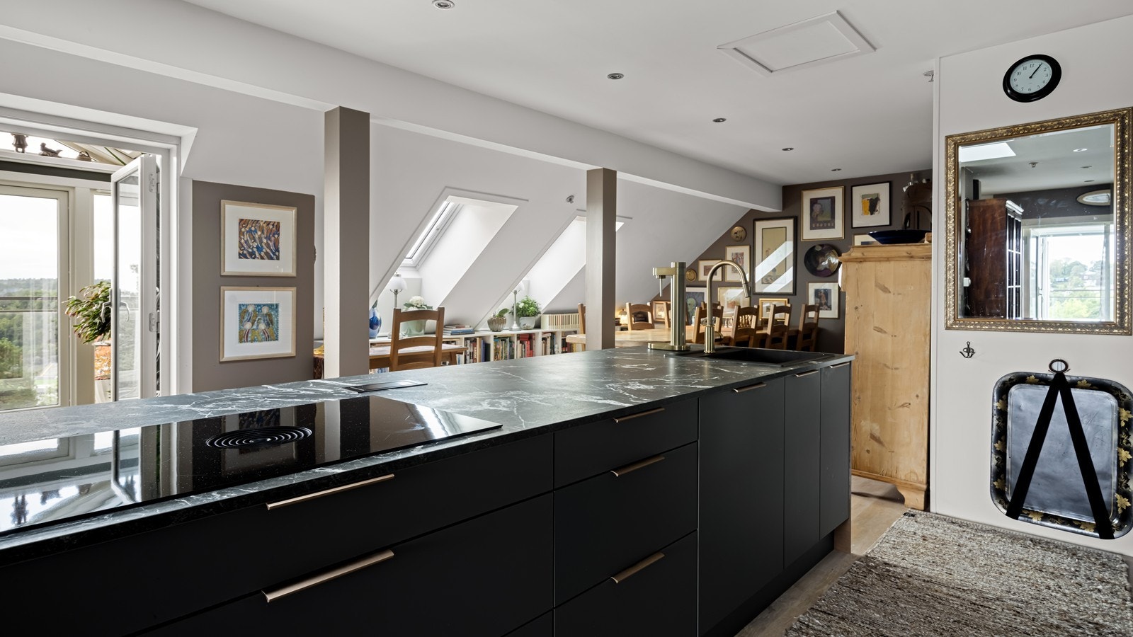 Kjøkkenøyen er av god størrelse og har godt med lagring i skuffer. Galleribilde