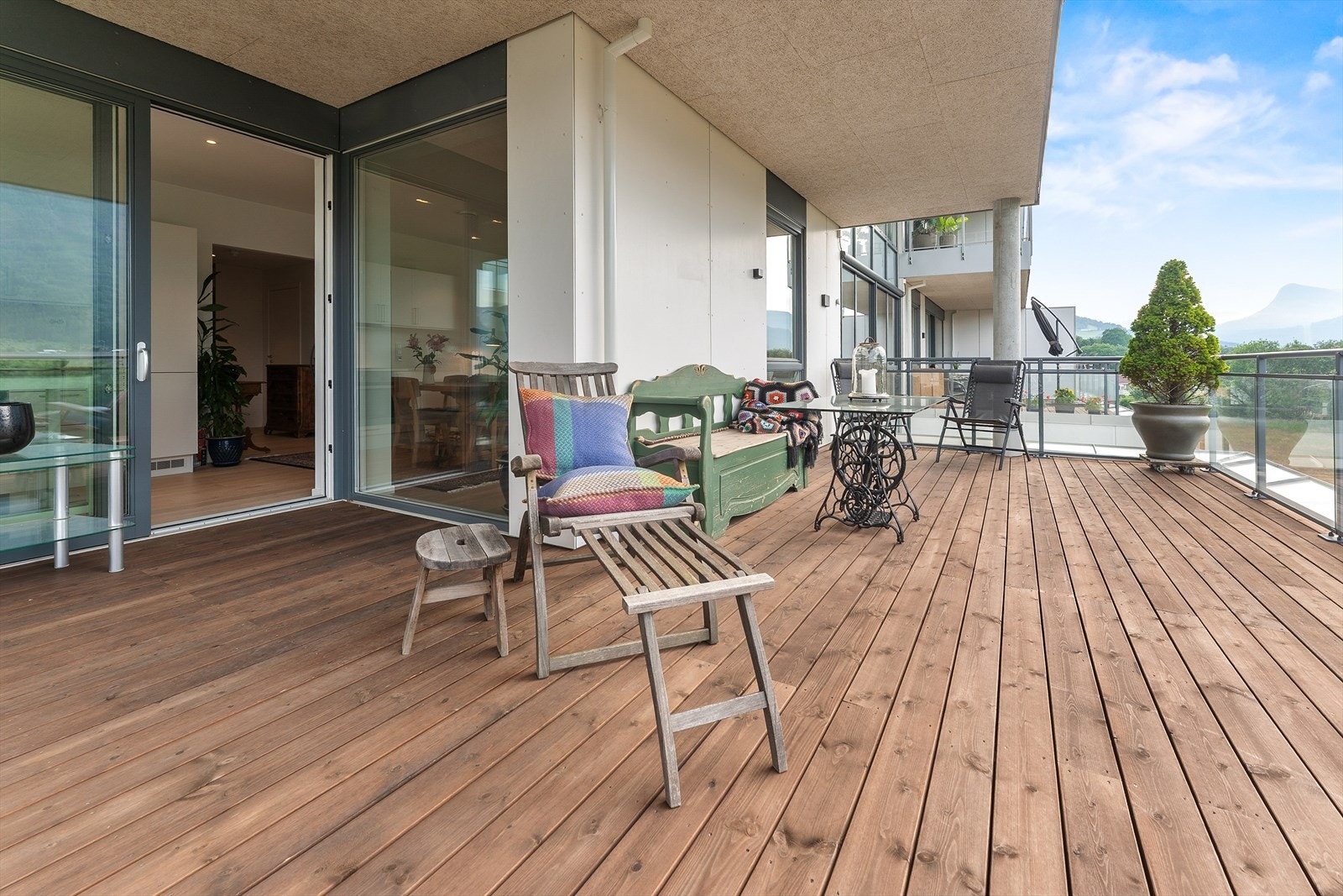 Her får du stor terrasse der deler av den er overbygd Galleribilde