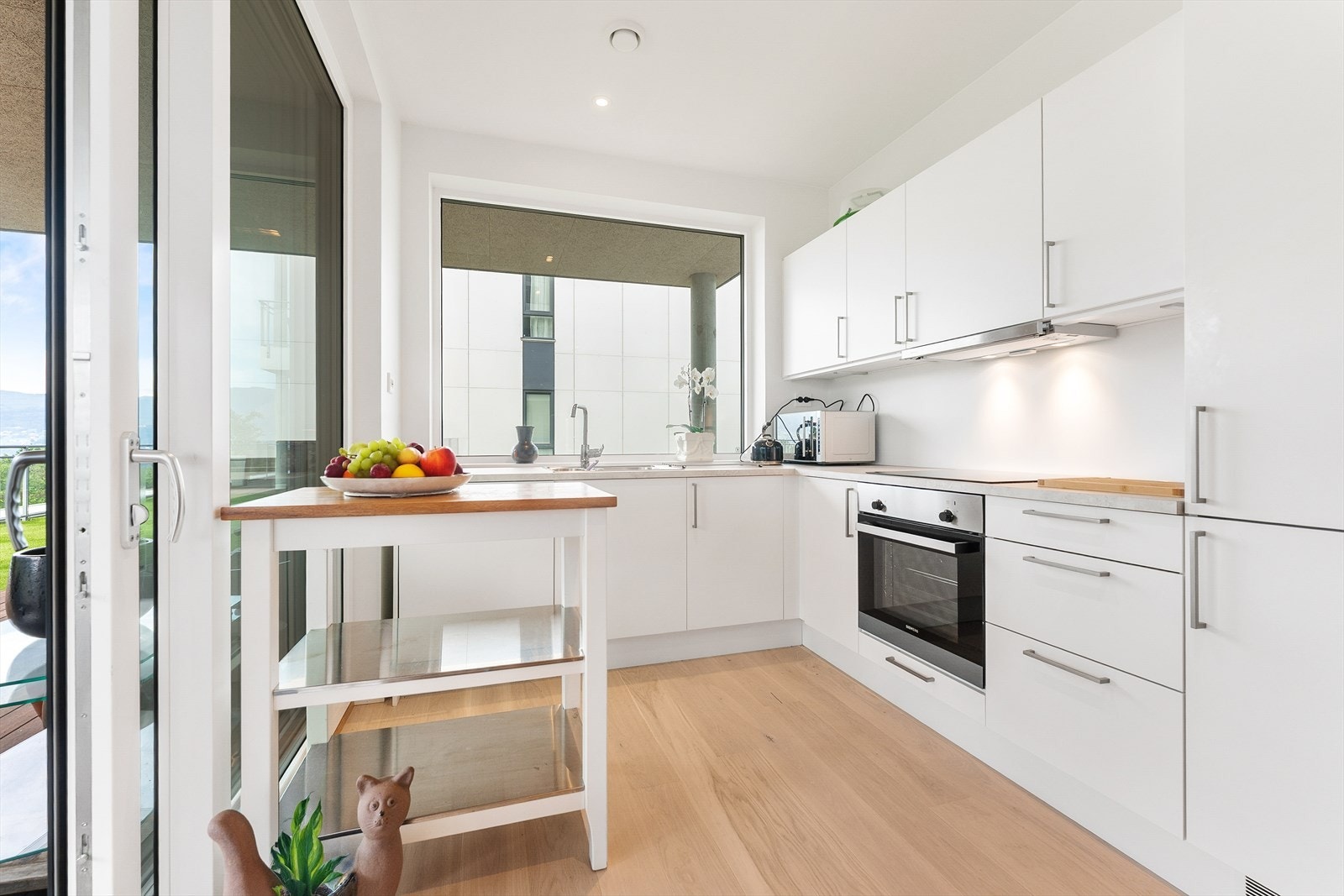 Kjøkkeninnreiing med integrerte kvitevarer Galleribilde