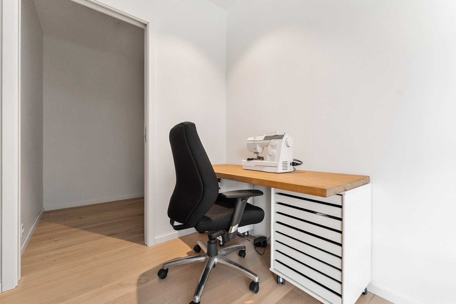 Mot bodareal med skyvedør Galleribilde