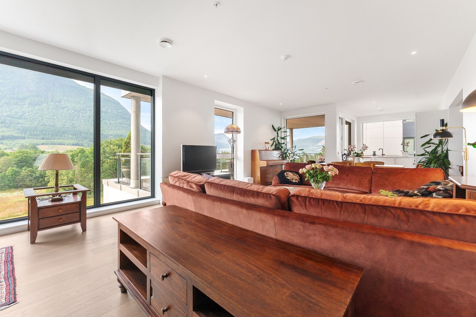 Store vindusflater gir mykje naturlig lys inn i leiigheita Galleribilde