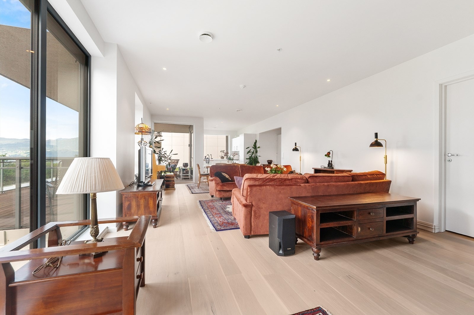 Romslig stue med ulike soner. Dør inn til høgre er til vaskerom og baderom nr 2 Galleribilde