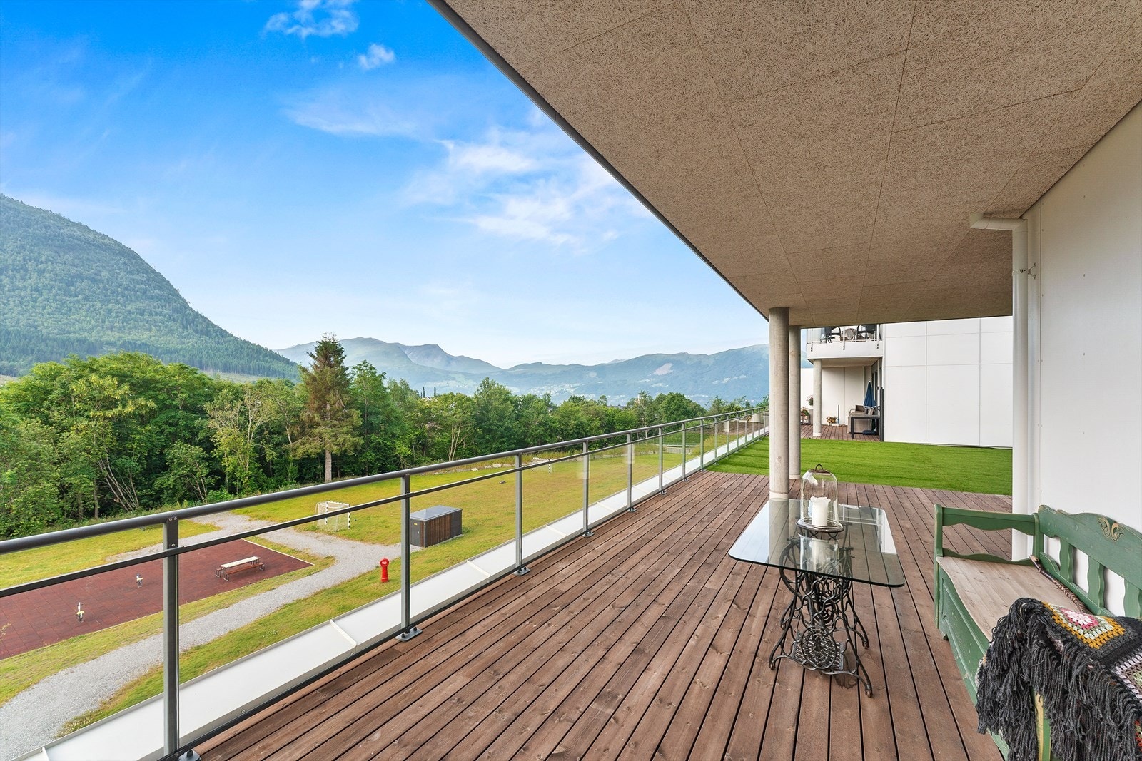Stor terrasse med fin utsikt Galleribilde