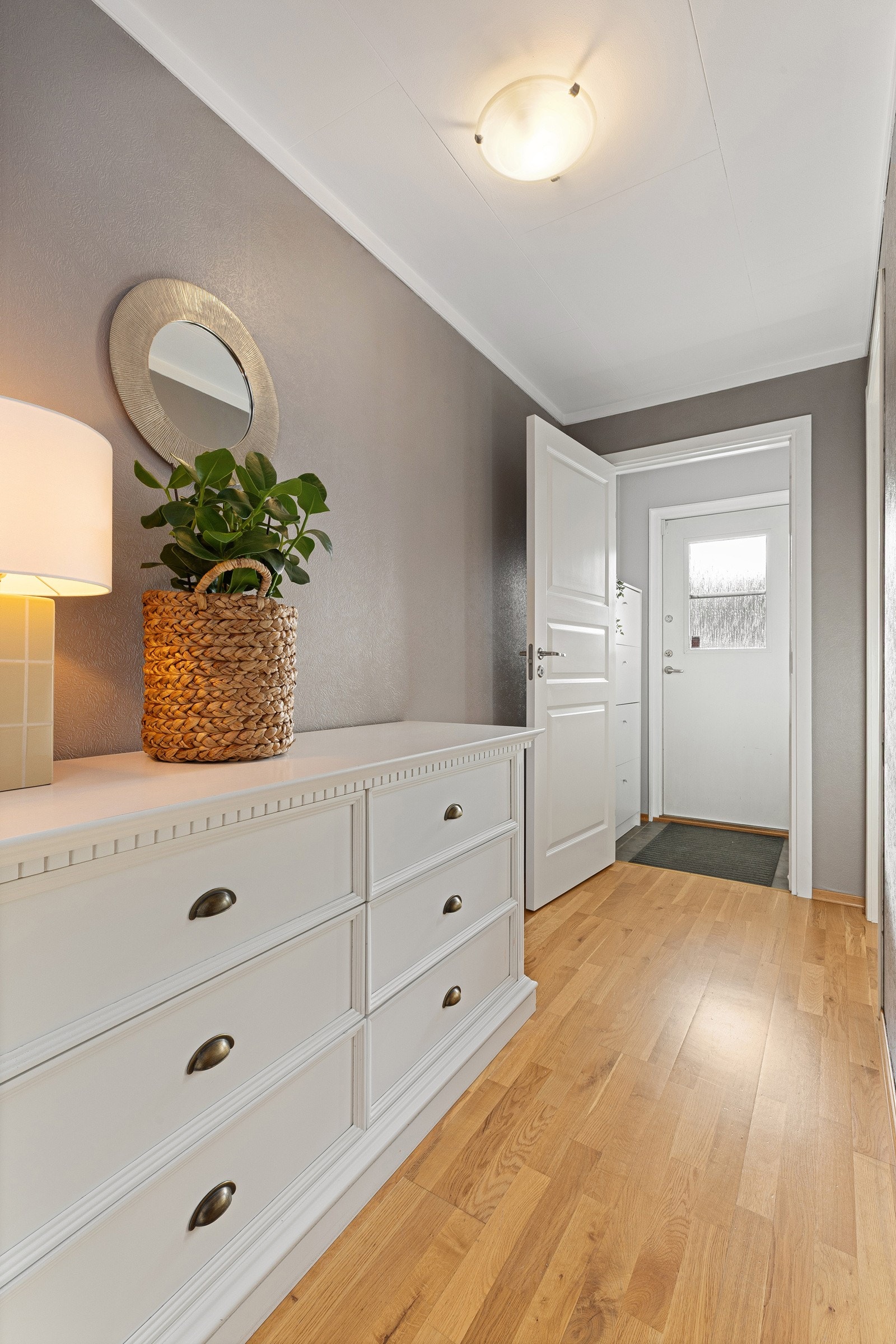 Lys og romslig gang med plass til oppbevaring. Galleribilde