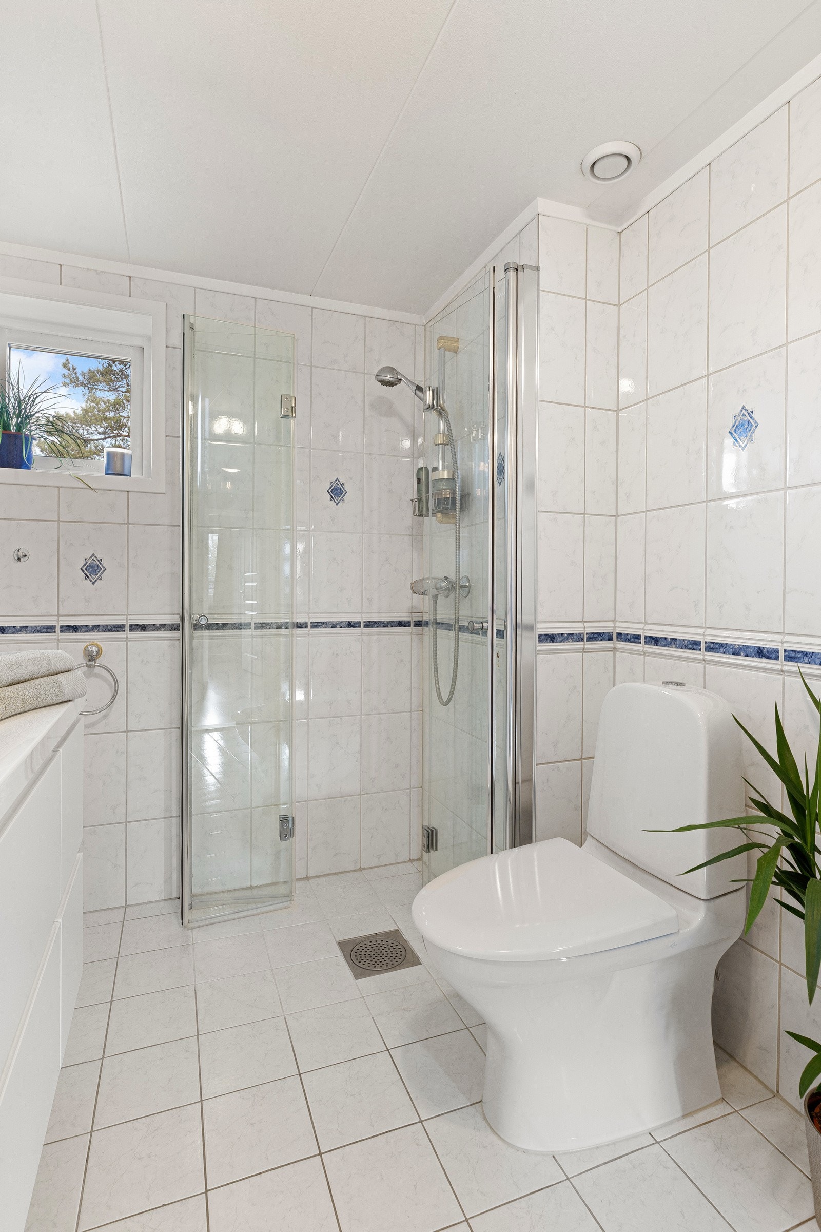 Dusjhjørne med glassdører, servantmøbel og toalett - oppgradert i 2019. Galleribilde