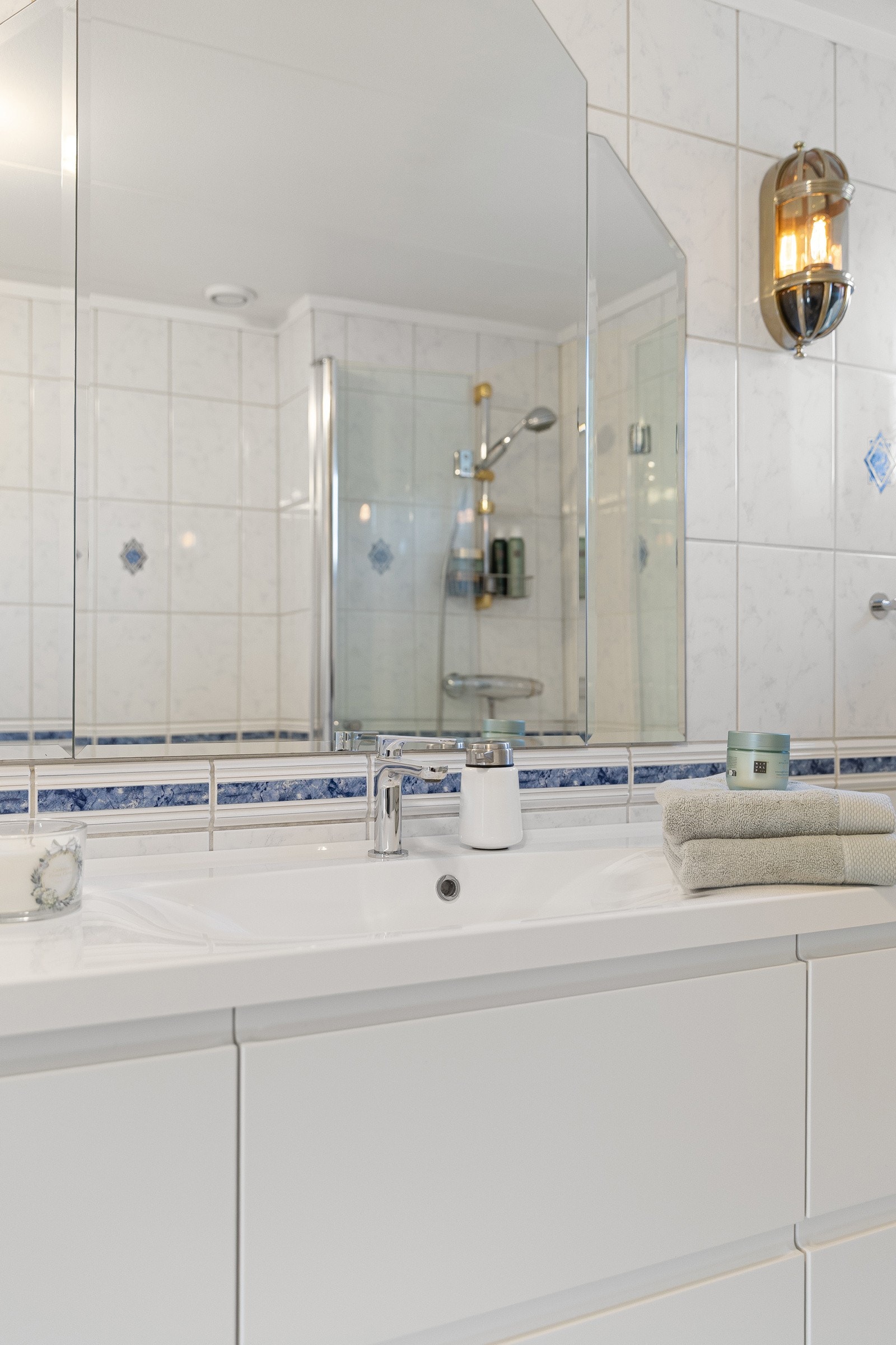 Flislagt bad med varmekabler og god plassløsning. Galleribilde