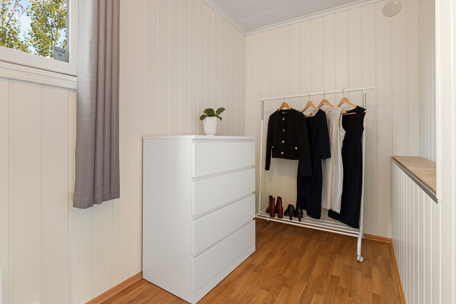 Innvendig bod med god lagringsplass. Galleribilde