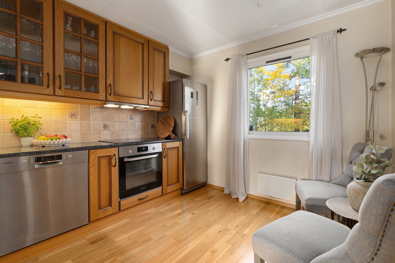 Hvitevarer som ovn, platetopp (2018) og oppvaskmaskin (2019) følger med. Galleribilde