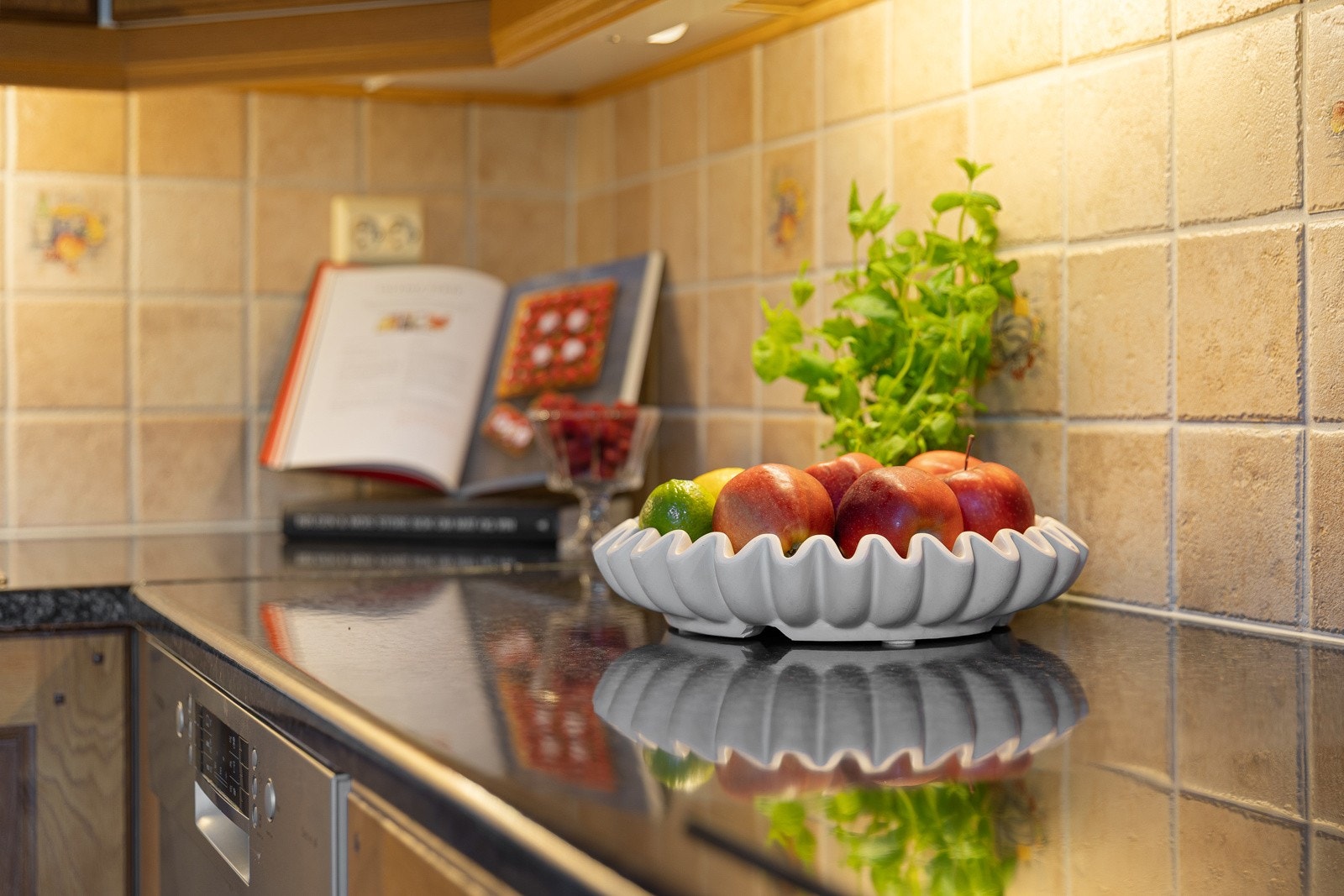 Lyse flater og praktiske løsninger - et kjøkken som er enkelt å trives i. Galleribilde