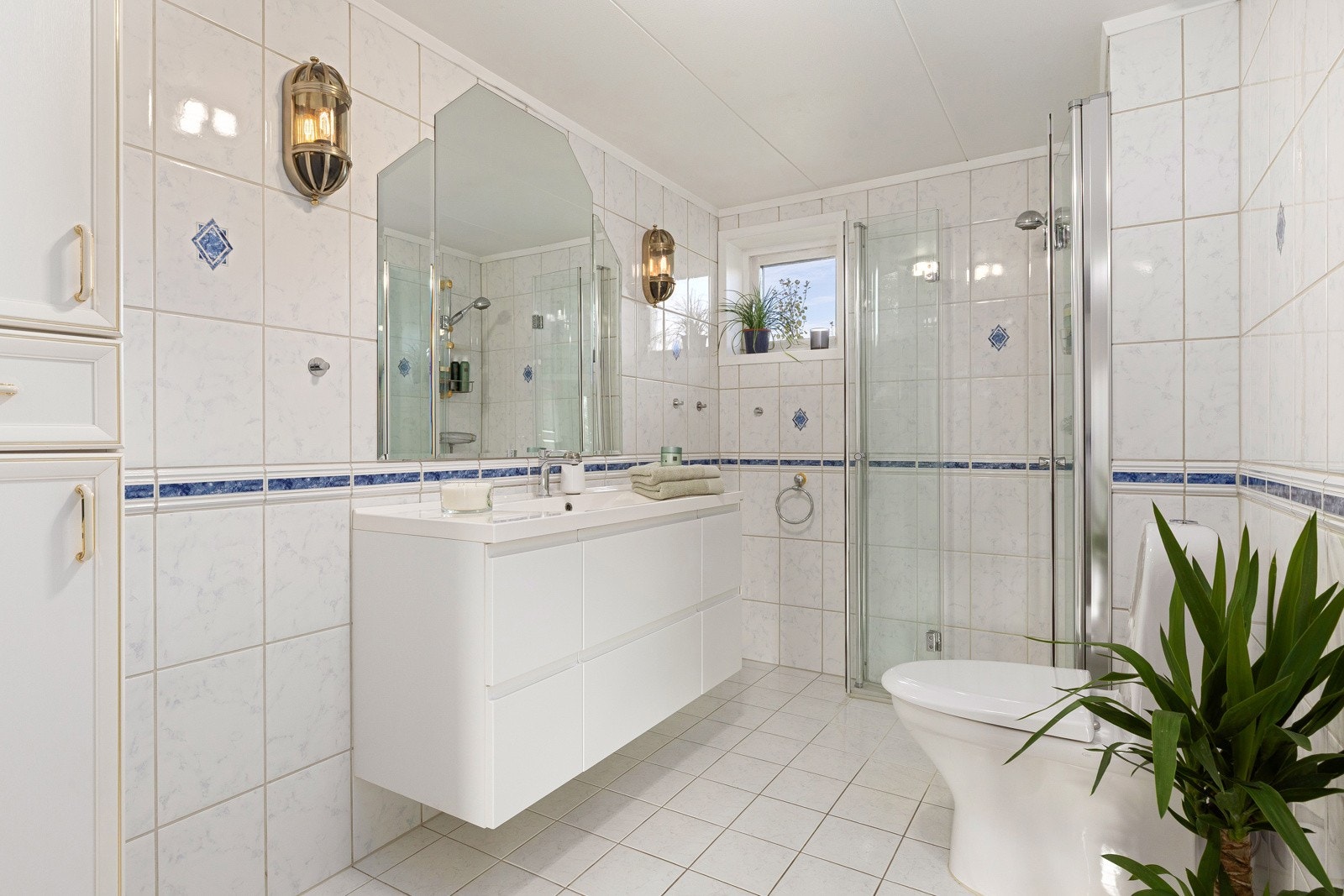 Lyst og ryddig baderom med fornyede fuger i 2025. Galleribilde