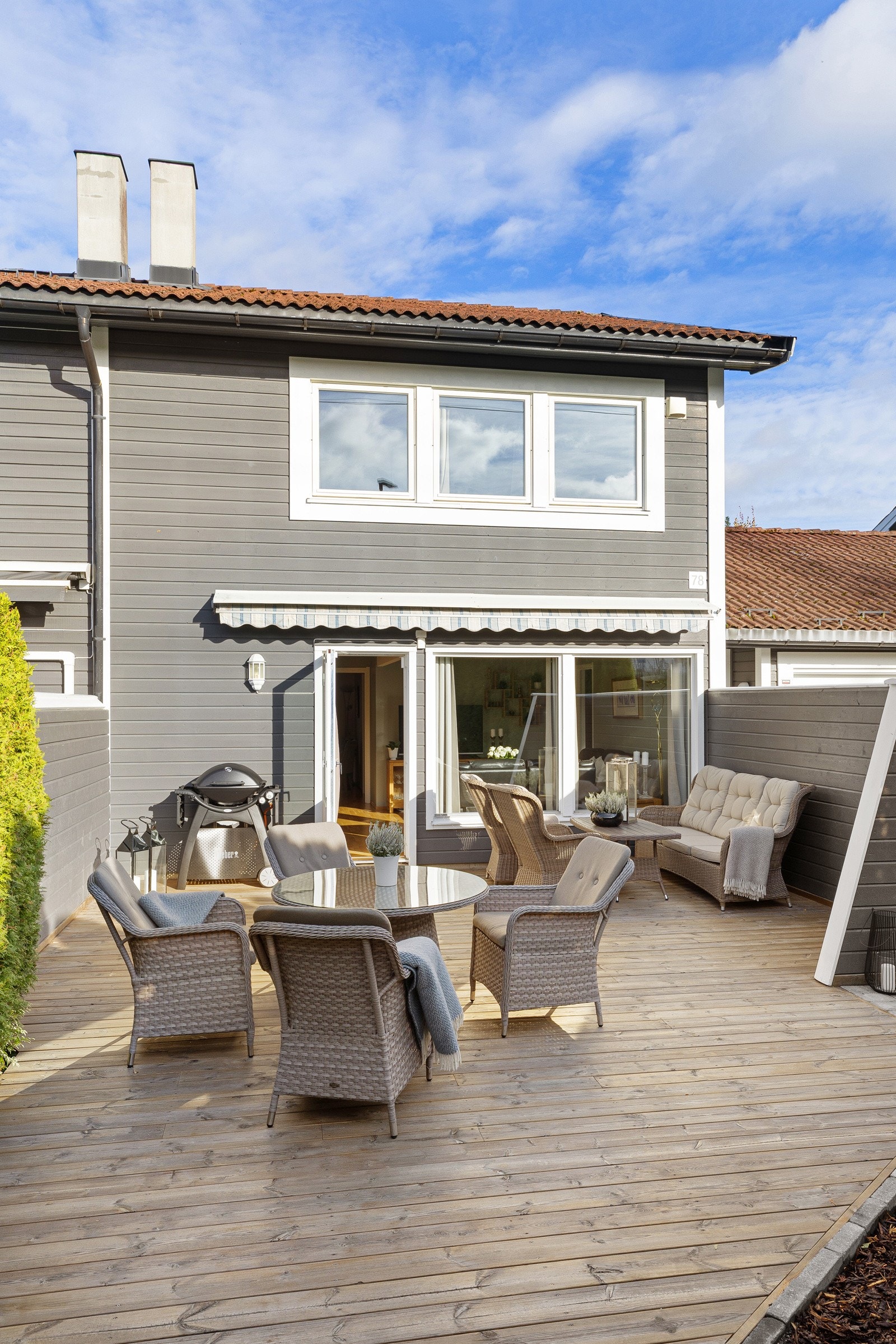 Vestvendt terrasse på hele 36 m² med god plass til både spisegruppe og loungemøbler. Galleribilde