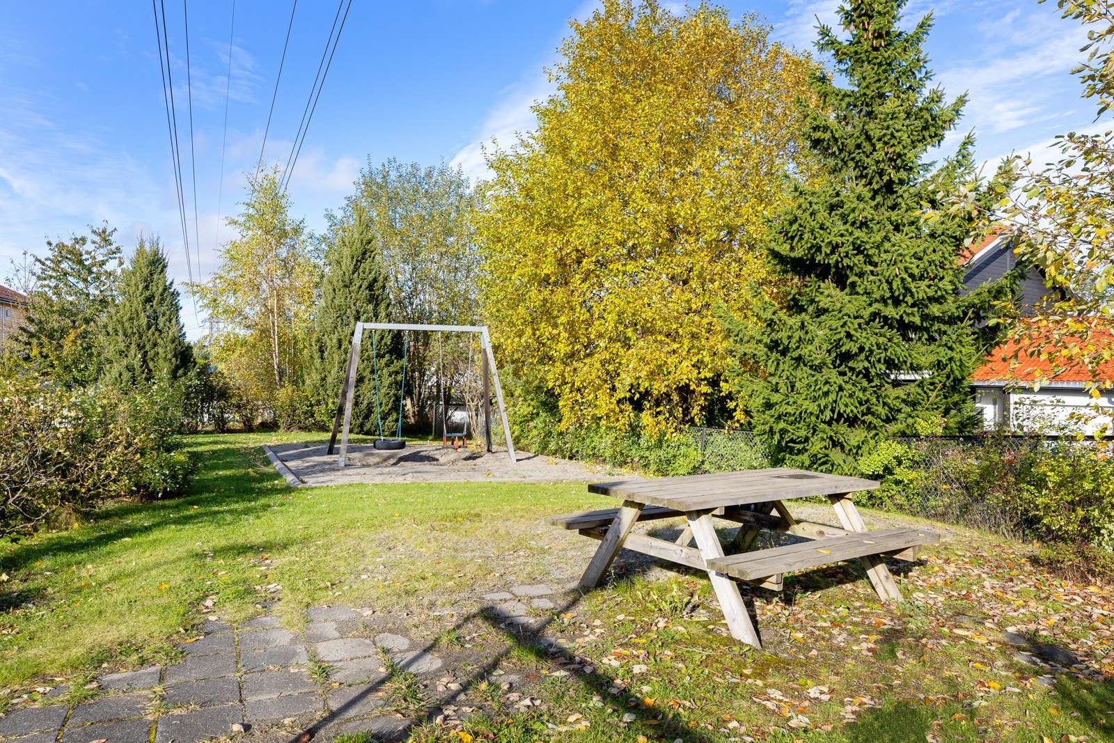 Trivelige og velholdte fellesområder med grøntarealer og lekeplasser i nærheten. Galleribilde