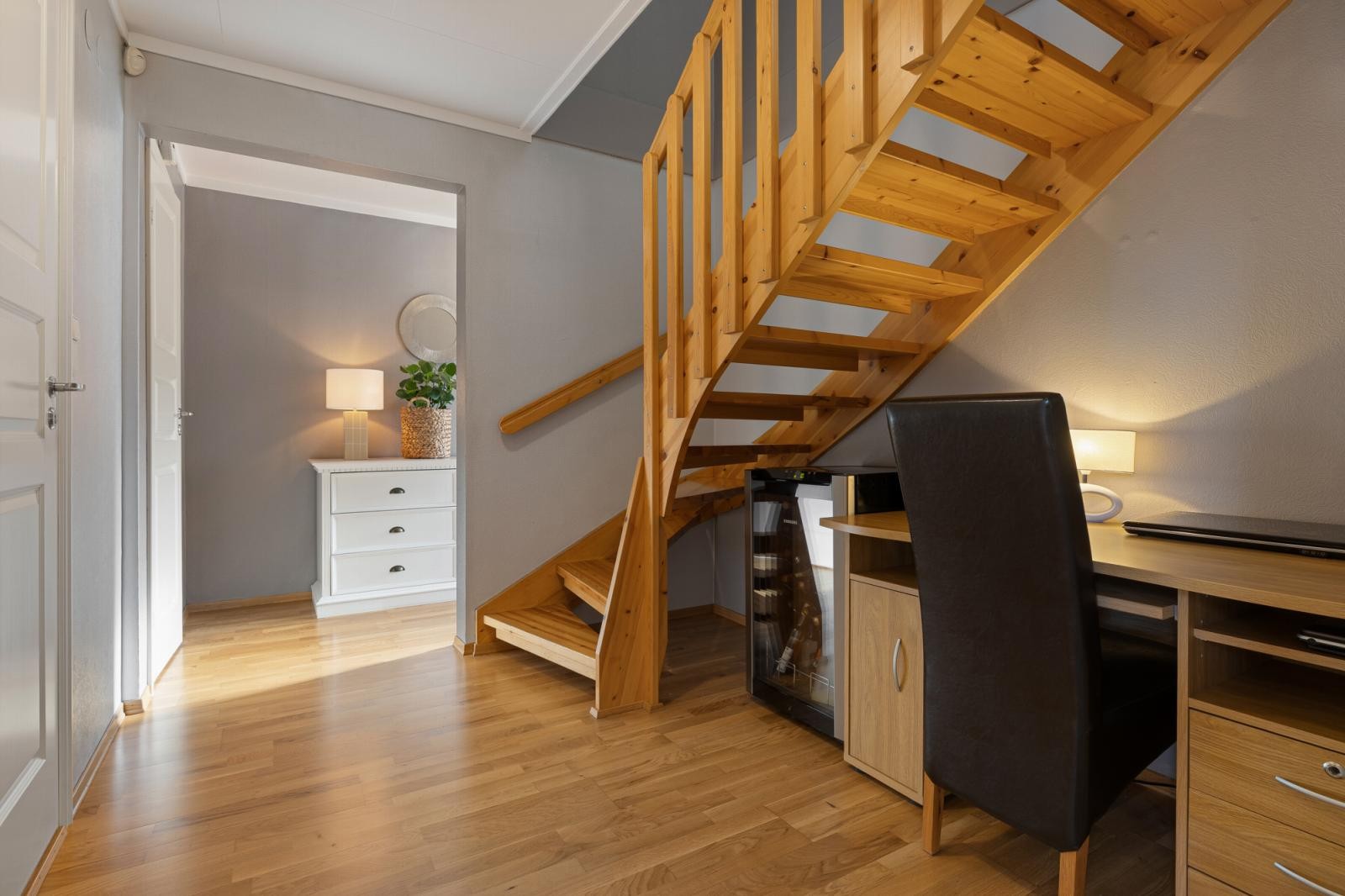 Solid trapp i treverk med åpne trinn - binder etasjene sammen på en naturlig måte. Galleribilde