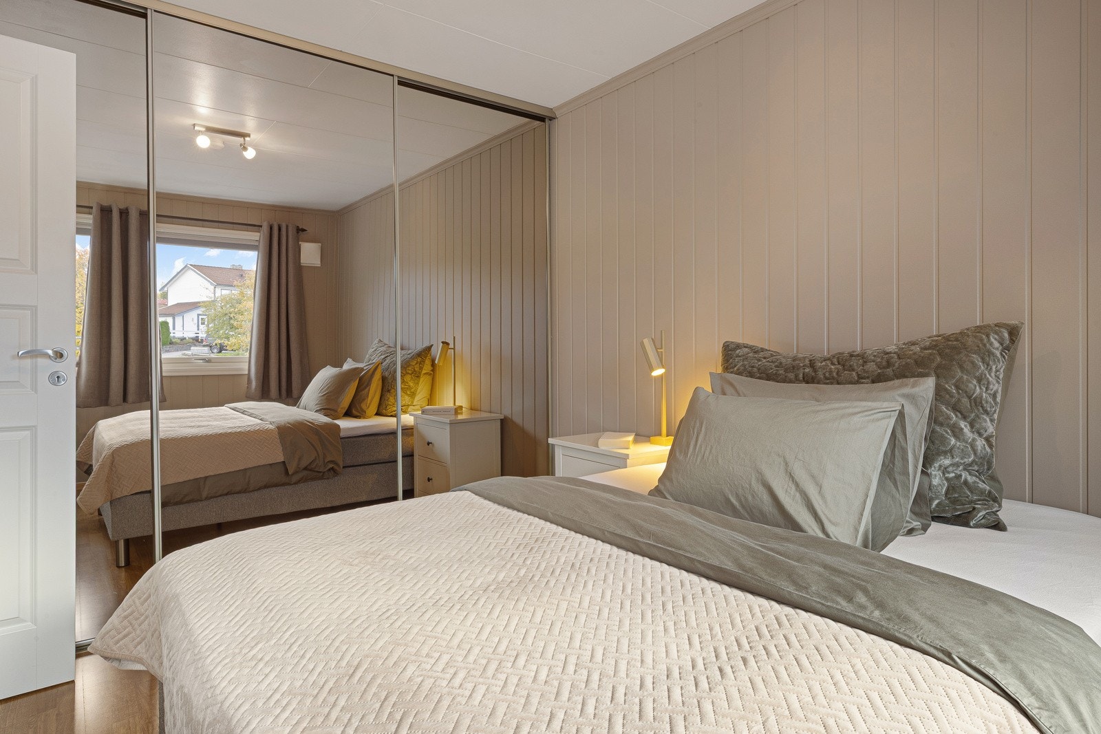 Lyst soverom med plass til både seng og oppbevaring. Galleribilde