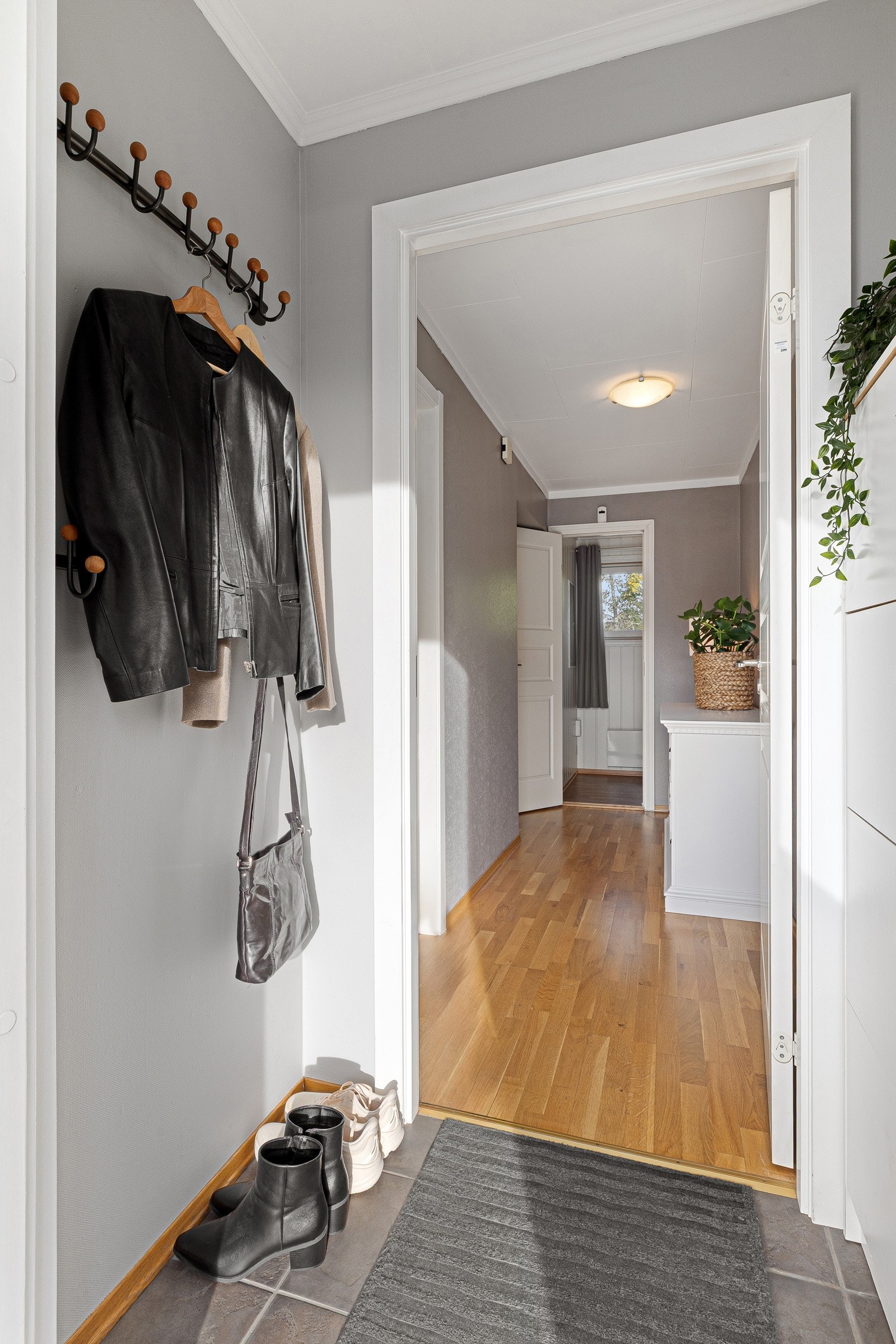 Velkommen inn! Flislagt entré med enkel adkomst til stue og kjøkken. Galleribilde