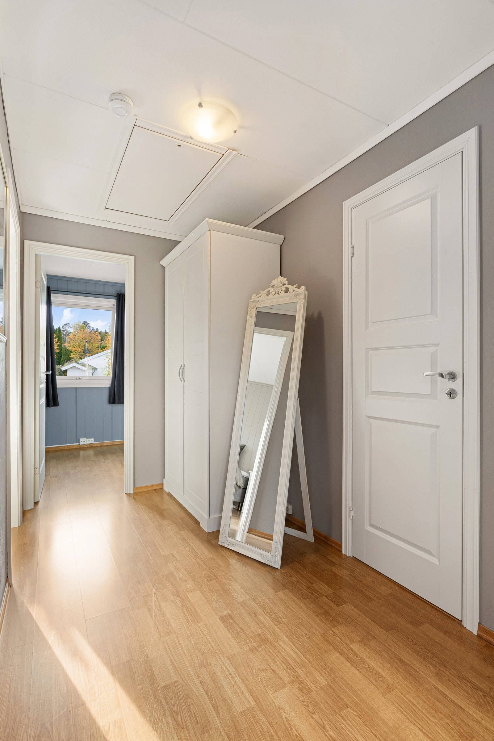 Lys mellomgang som gir adkomst til soverom og bad. Galleribilde