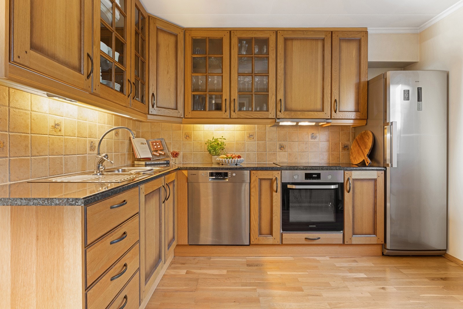 Velholdt kjøkken med profilerte fronter og god benkeplass. Galleribilde