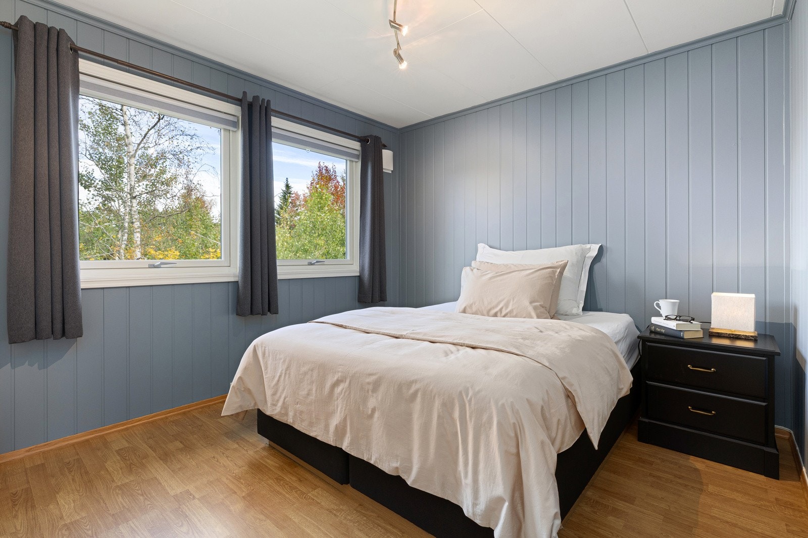 Romslig soverom med skyvedørsgarderobe og god plass til dobbeltseng. Galleribilde