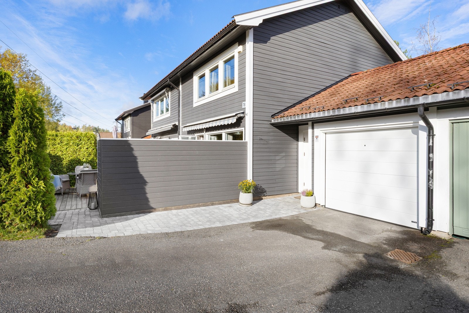 Egen garasje med ny elektrisk port fra 2025. Asfaltert adkomst og god plass til parkering foran. Galleribilde