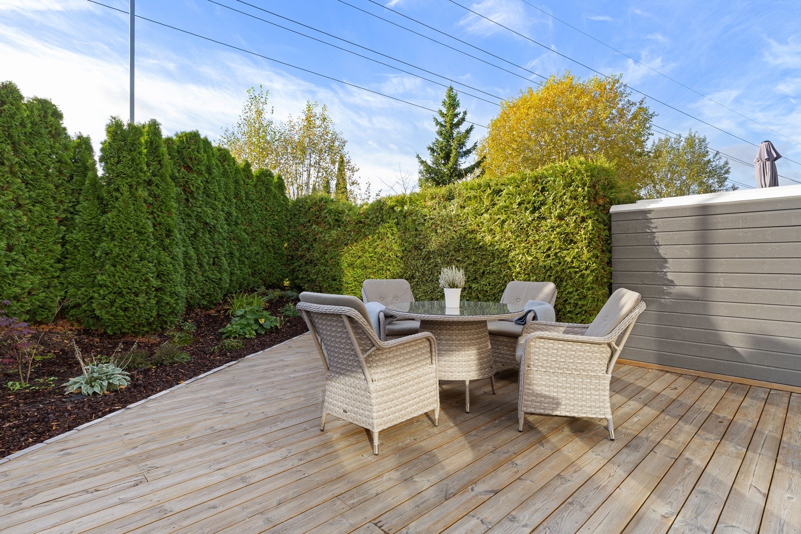 Flott uteplass mot vest - et sted å nyte roen og solen. Galleribilde