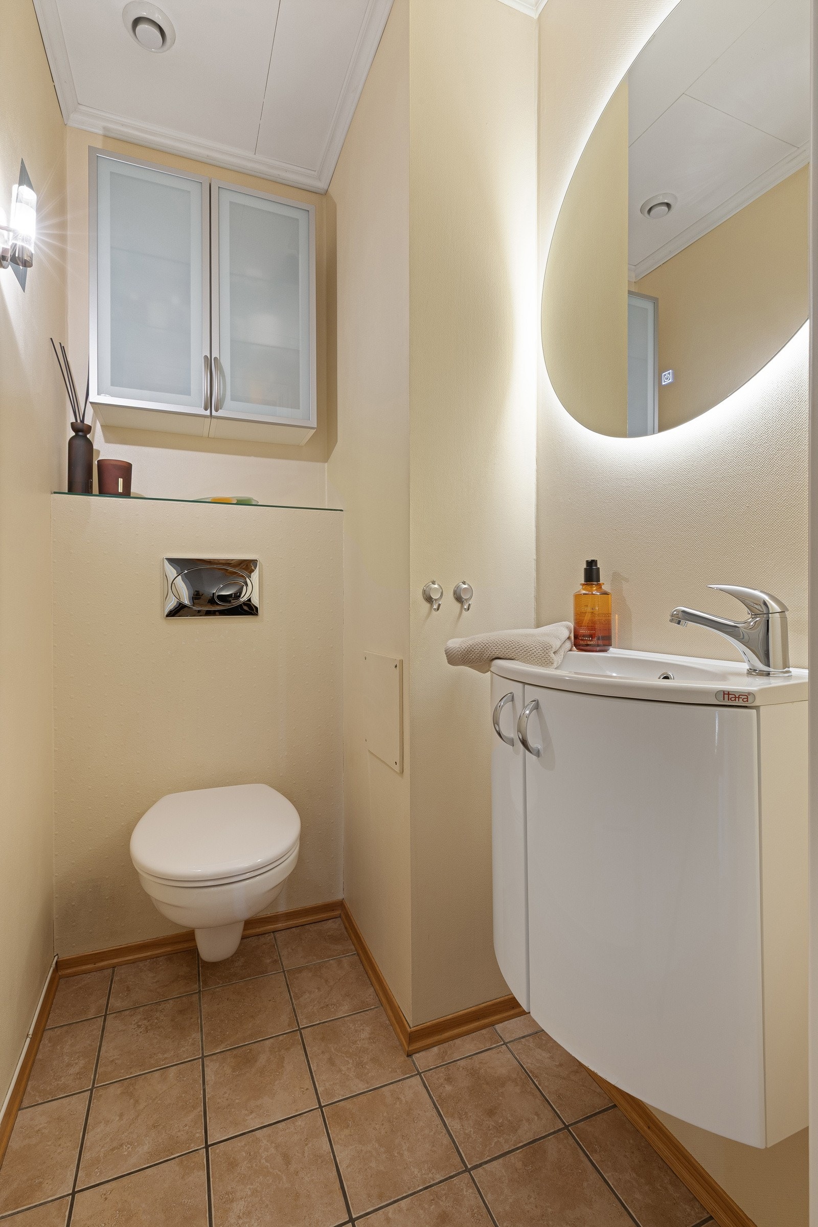 Eget wc-rom i første etasje - praktisk i hverdagen. Galleribilde