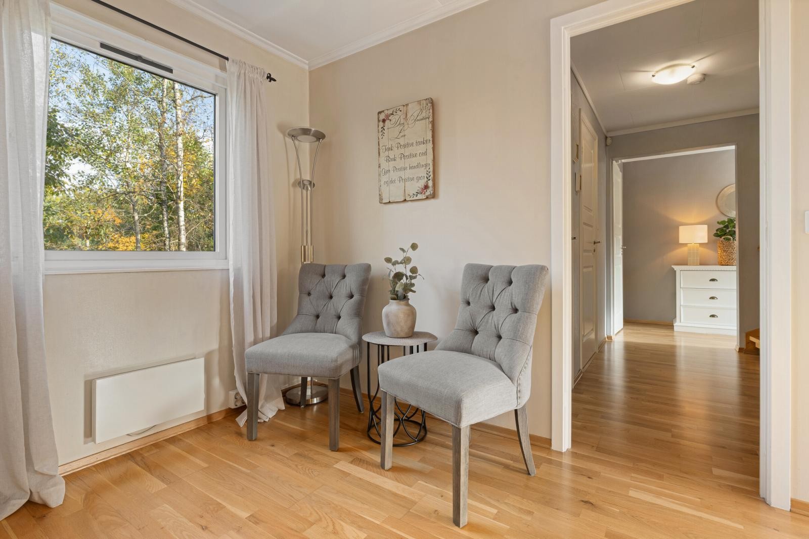 Trivelig spiseplass ved vinduet - perfekt for frokost og hverdagsmåltider. Galleribilde