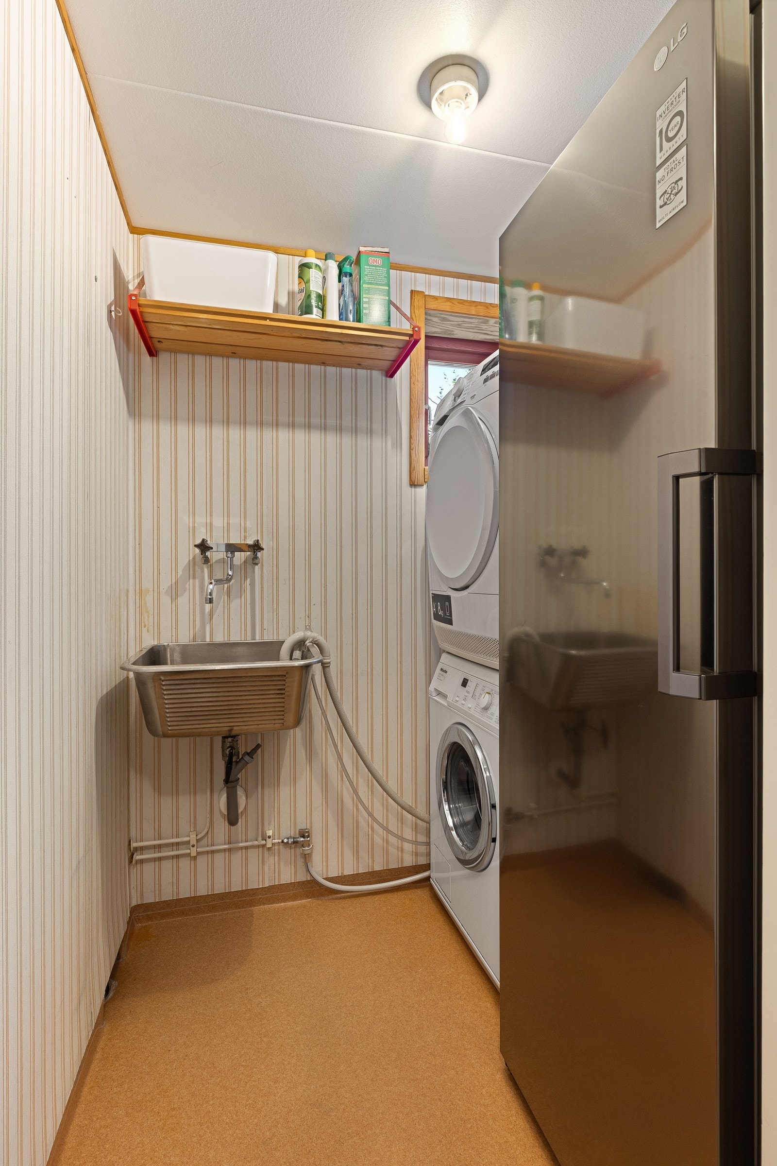 Vaskerom med utslagsvask og opplegg for vaskemaskin. Galleribilde