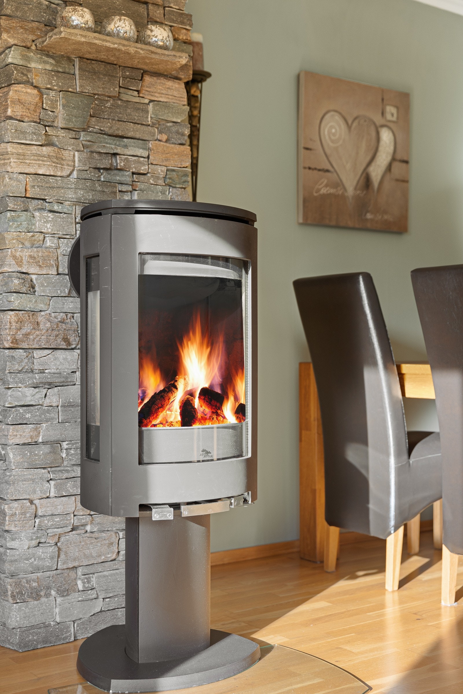 Vedovn med glassdør gir både varme og stemning på kalde dager. Galleribilde