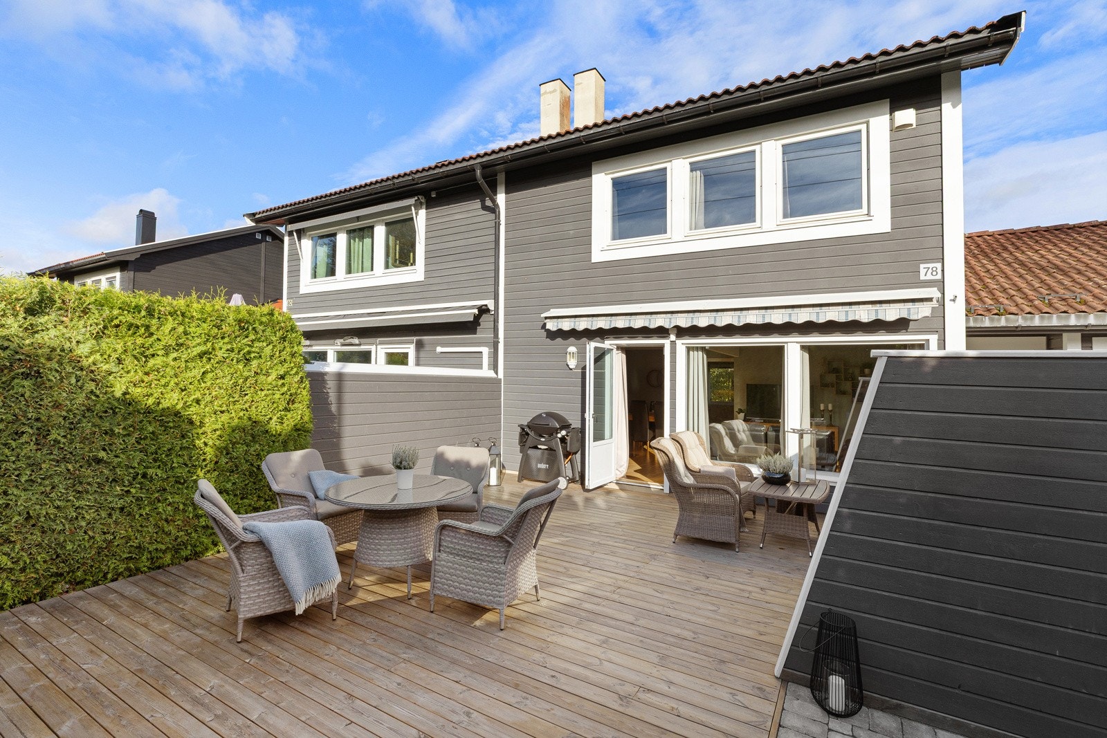 Uteplass med fine solforhold fra ettermiddag til kveld - perfekt for rolige sommerkvelder. Galleribilde