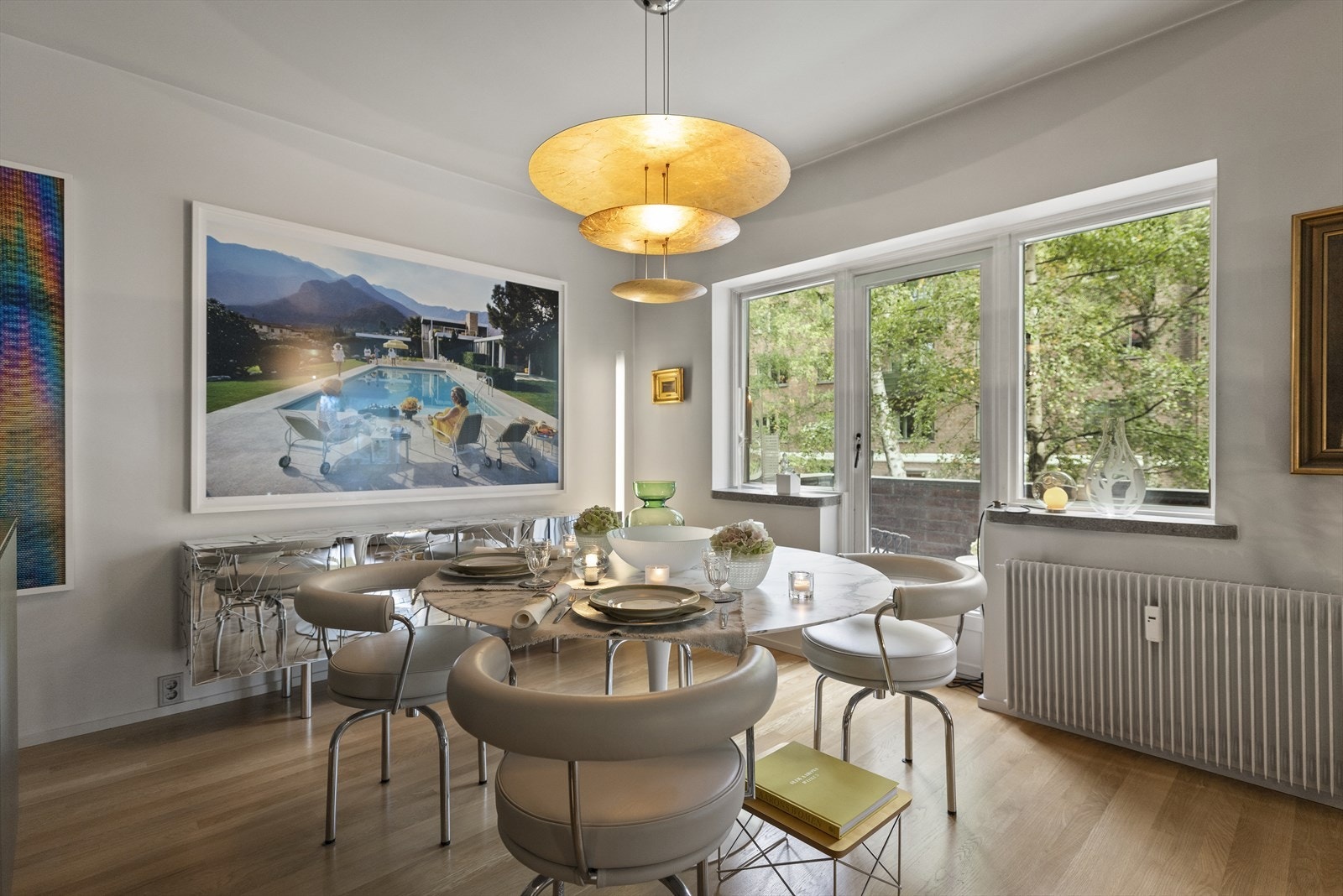 Spisestuen har en god plassering og ligger i tilknytning til den åpne kjøkkenløsningen og balkong. Galleribilde