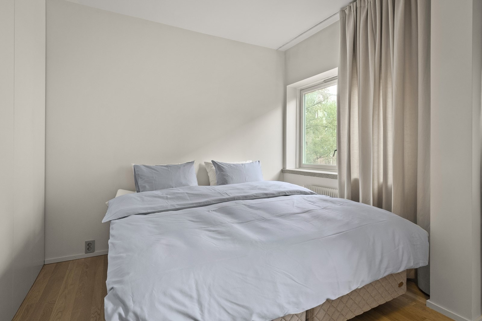 Hovedsoverommet har god plass, og det er godt med oppbevaringsplass med plassbygget garderobeskap. Galleribilde