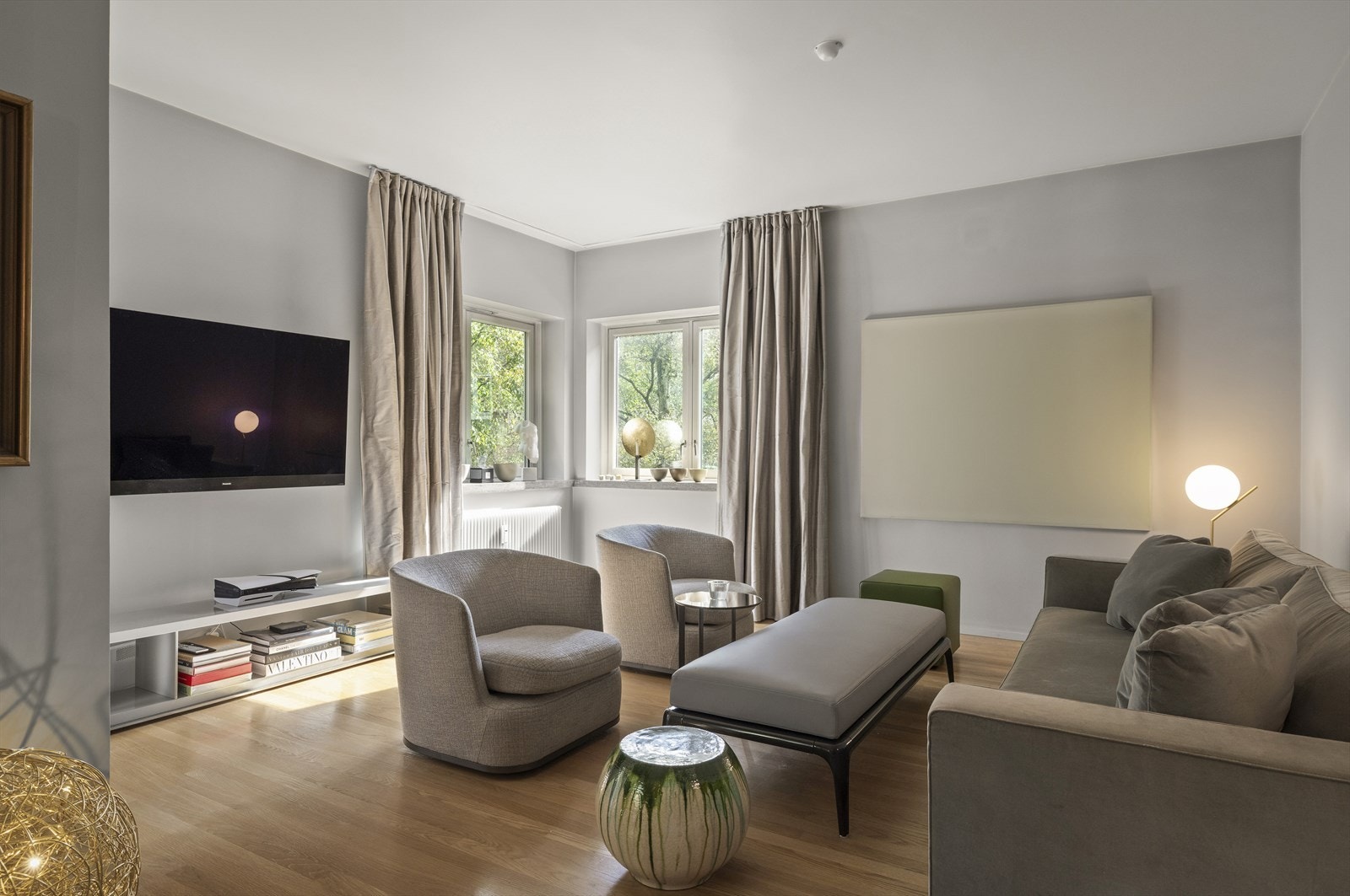 Den åpne stue- og kjøkkenløsningen har en fin arealmessig inndeling, og har god plass til både spisestue og sofaløsning/TV stue. Galleribilde