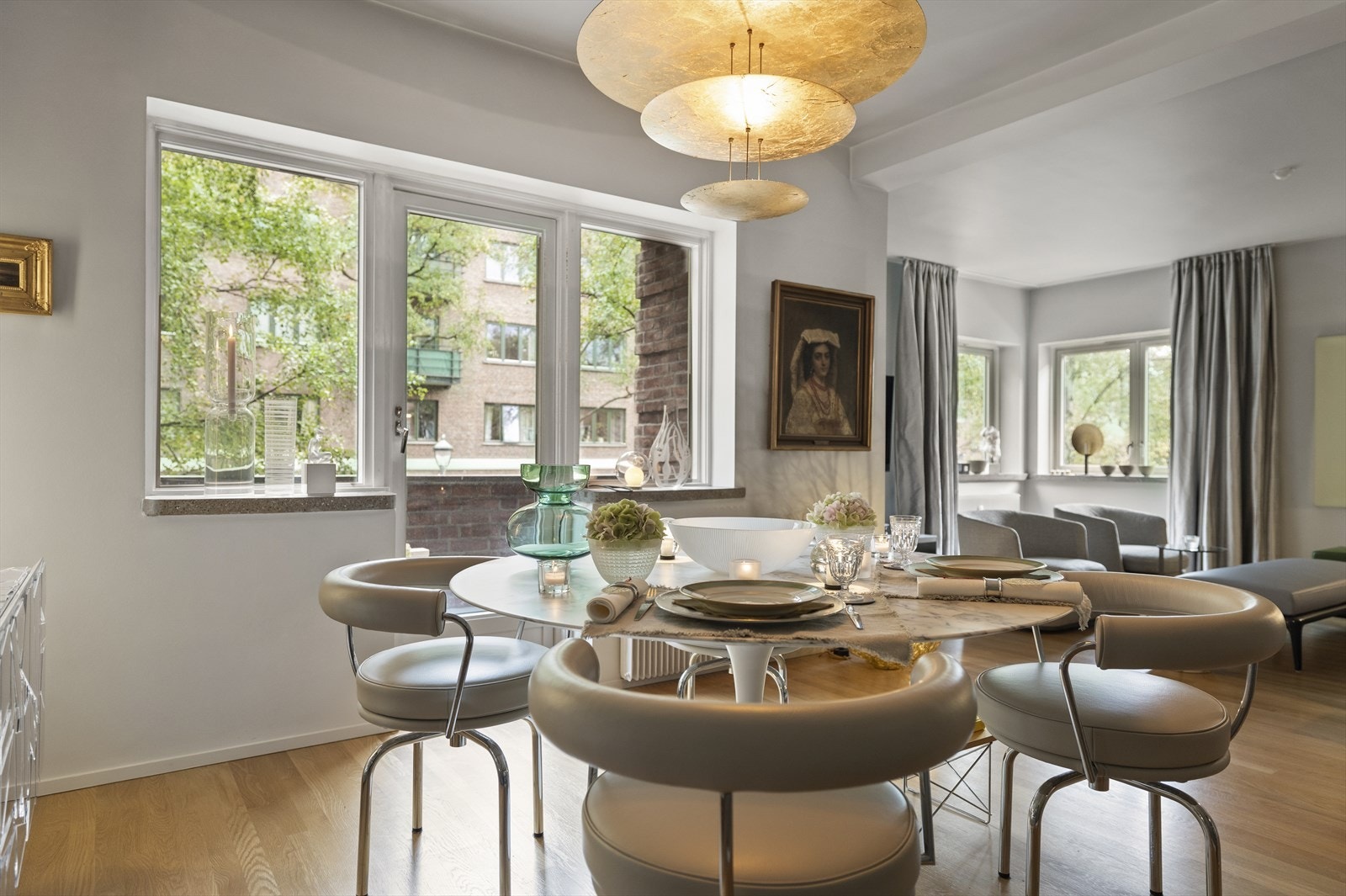 Leiligheten er stilfullt pusset opp, der veggflatene er malt i lyse og delikate fargetoner. Galleribilde