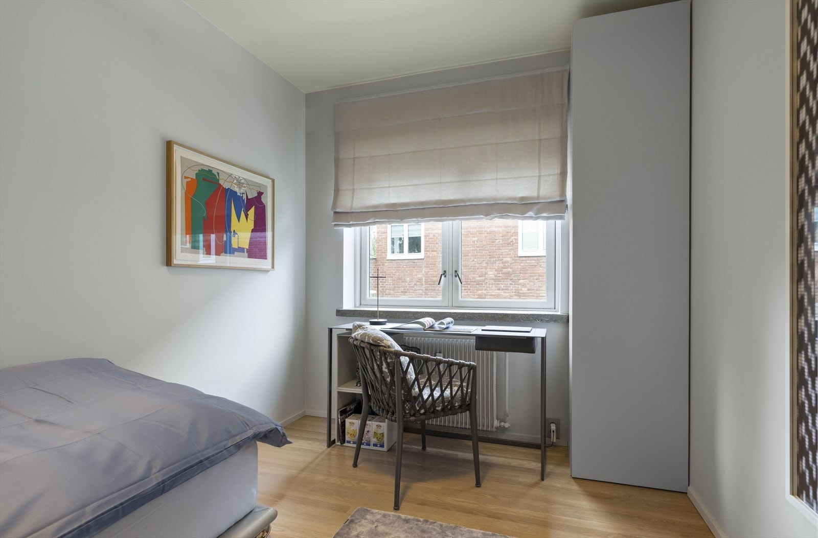 Soverommet er av god størrelse og har plass til seng, garderobeskap og skrivebord Galleribilde