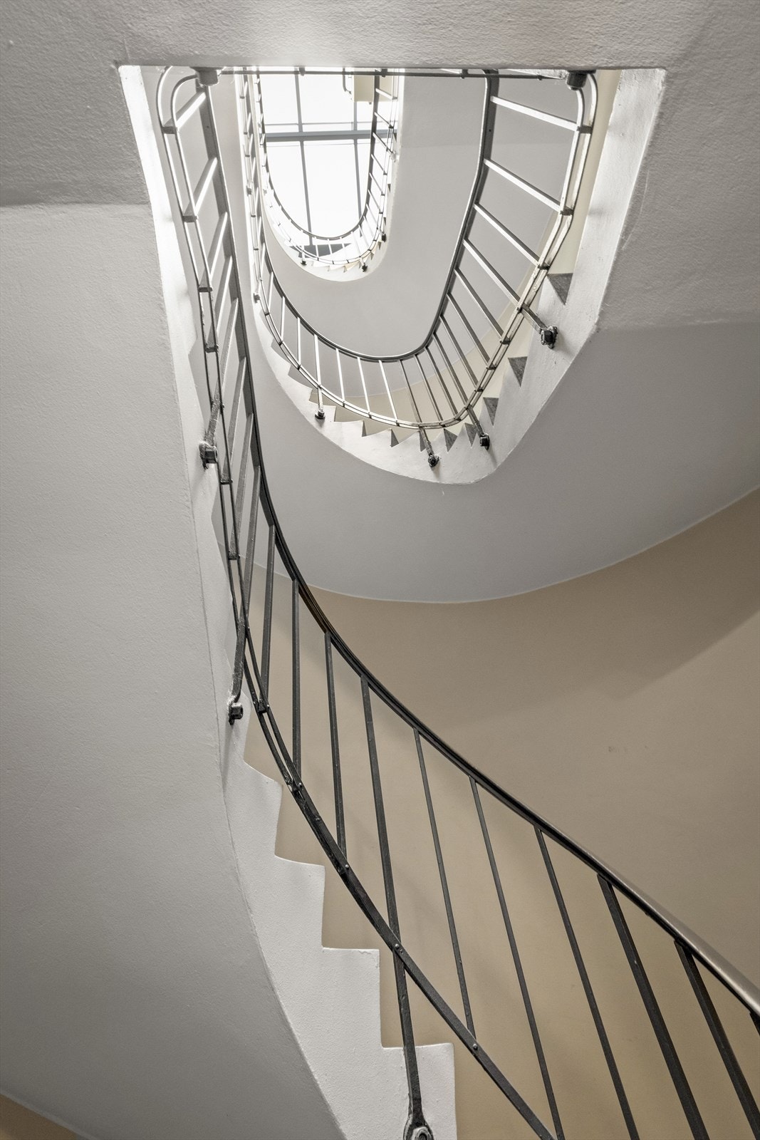 Felles trappeoppgang med glassoverlys. Galleribilde