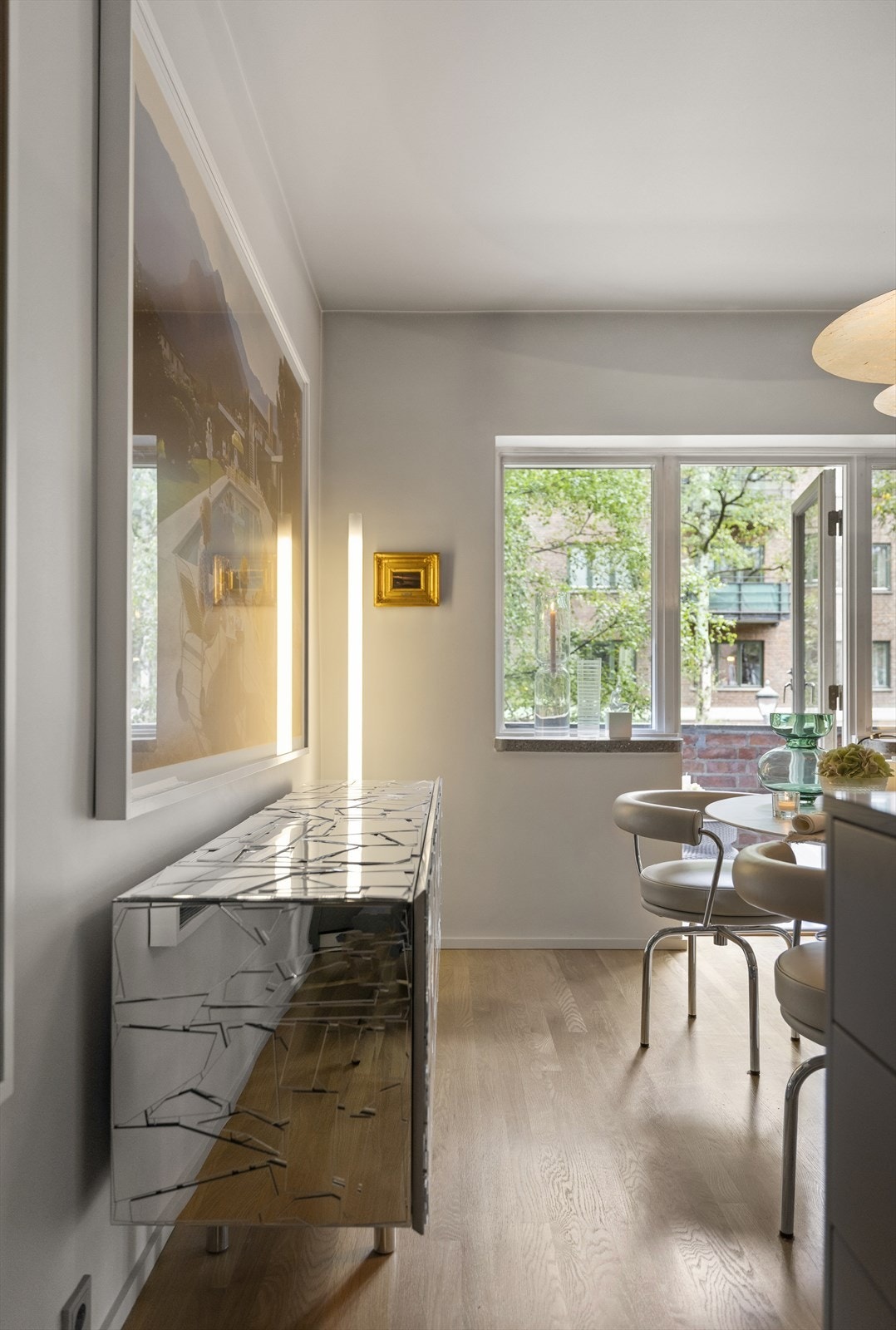 Leiligheten ligger stille og tilbaketrukket til i et veletablert område, bestående av pene og klassiske bygårder. Galleribilde